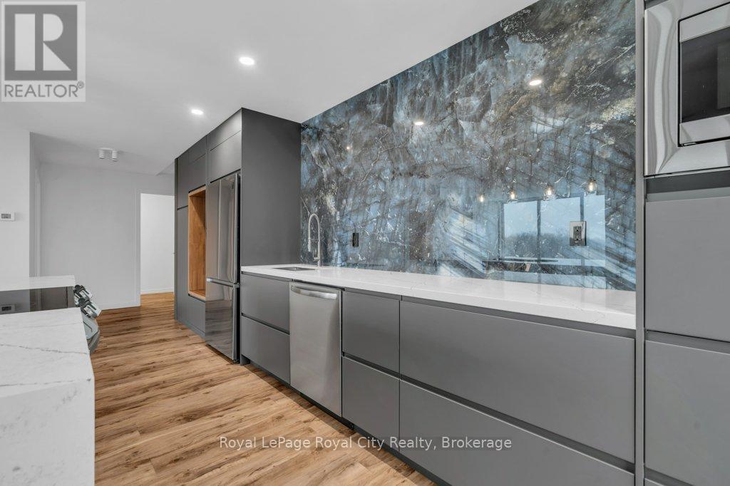 












511 - 19 WOODLAWN ROAD E

,
Guelph (Riverside Park),




Ontario
N1H7B1

