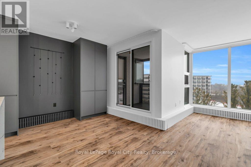 












511 - 19 WOODLAWN ROAD E

,
Guelph (Riverside Park),




Ontario
N1H7B1

