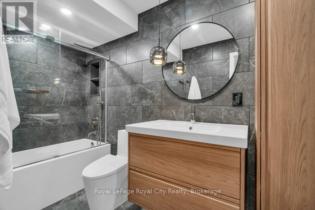 












511 - 19 WOODLAWN ROAD E

,
Guelph (Riverside Park),




Ontario
N1H7B1

