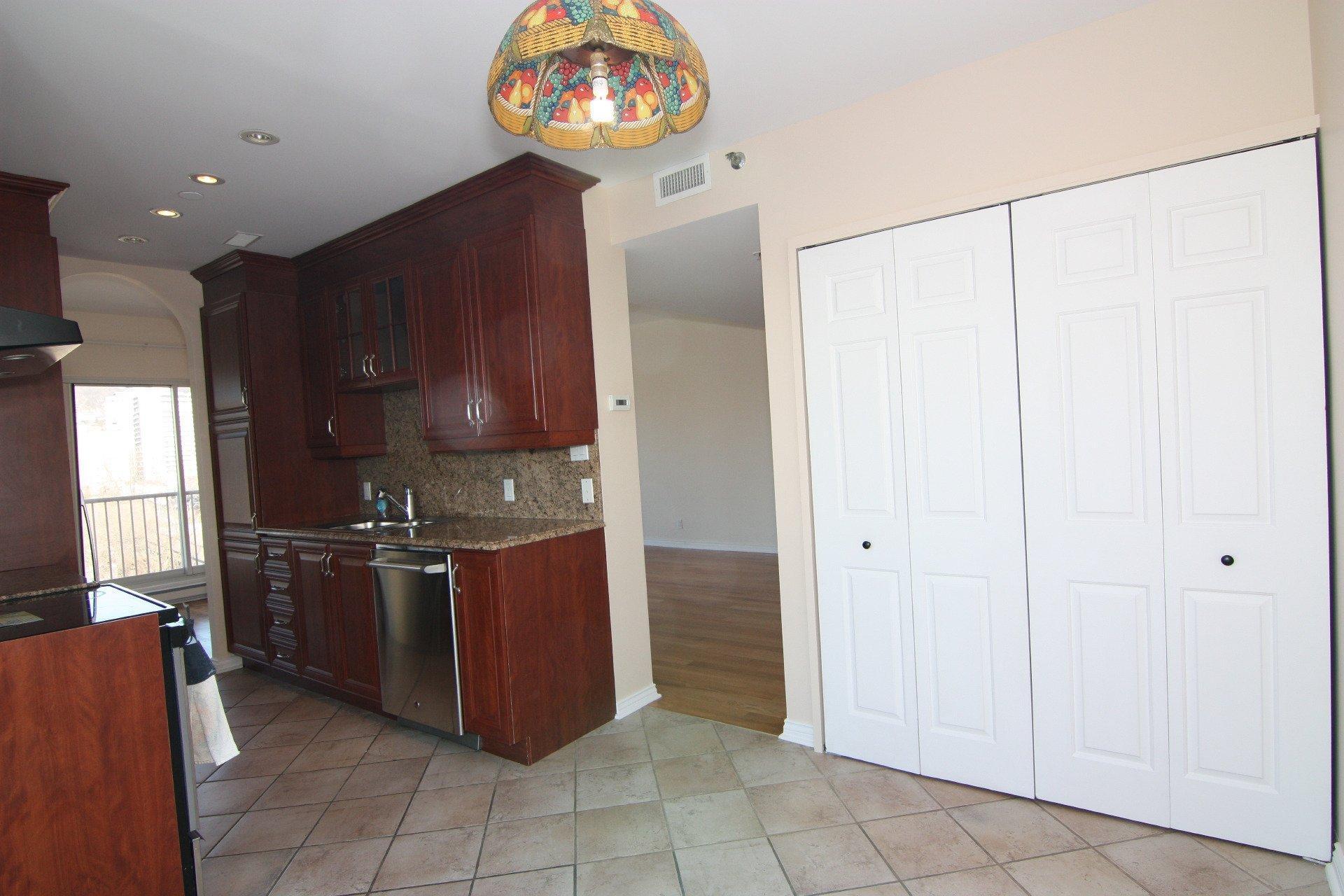 









1080


Rue St-Mathieu

, 802,
Montréal (Ville-Marie),




QC
H3H2S8

