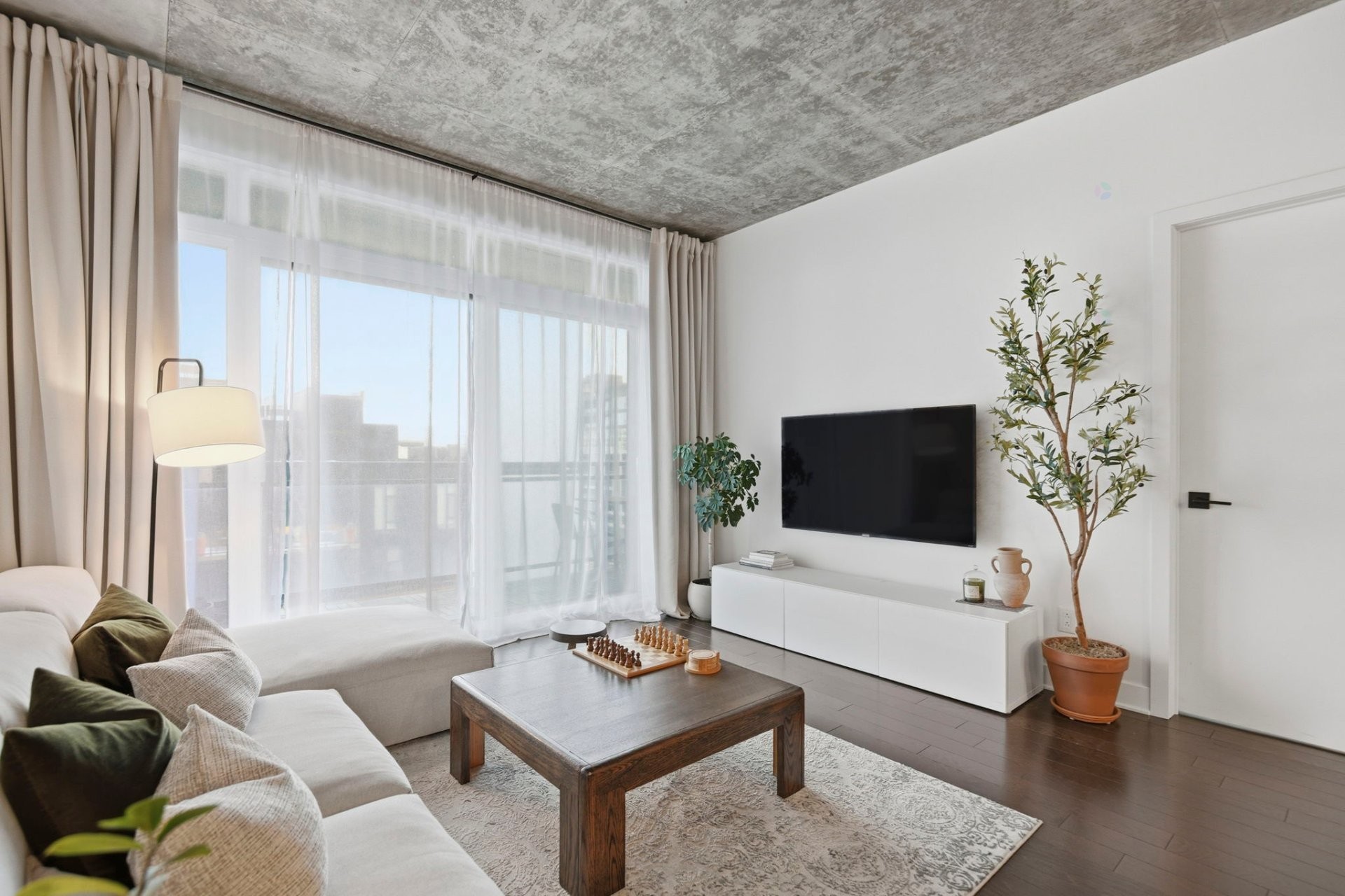 









5905Z


Boul. du Quartier

, 904,
Brossard,




QC
J4Z0R7

