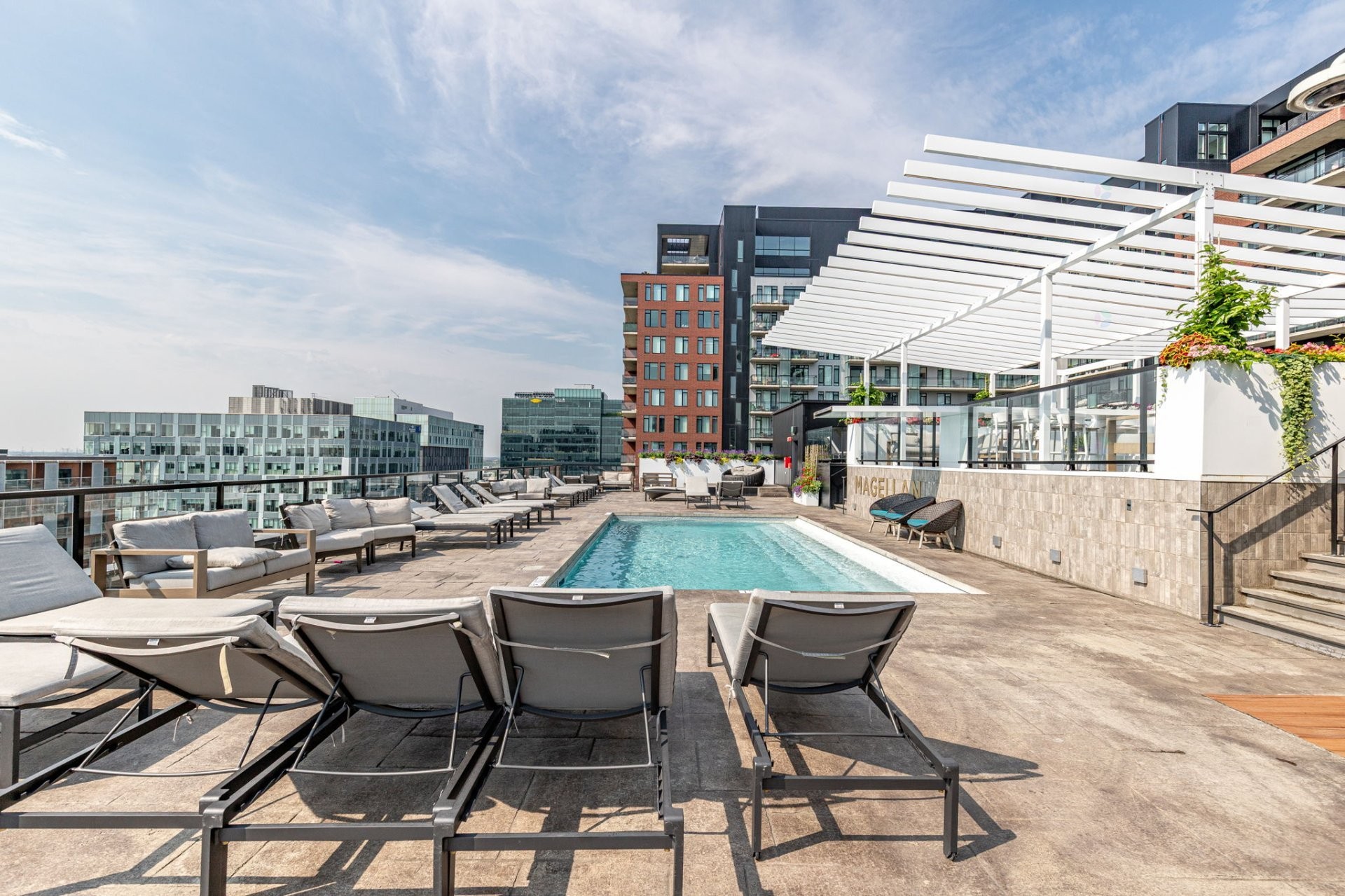 









5905Z


Boul. du Quartier

, 904,
Brossard,




QC
J4Z0R7

