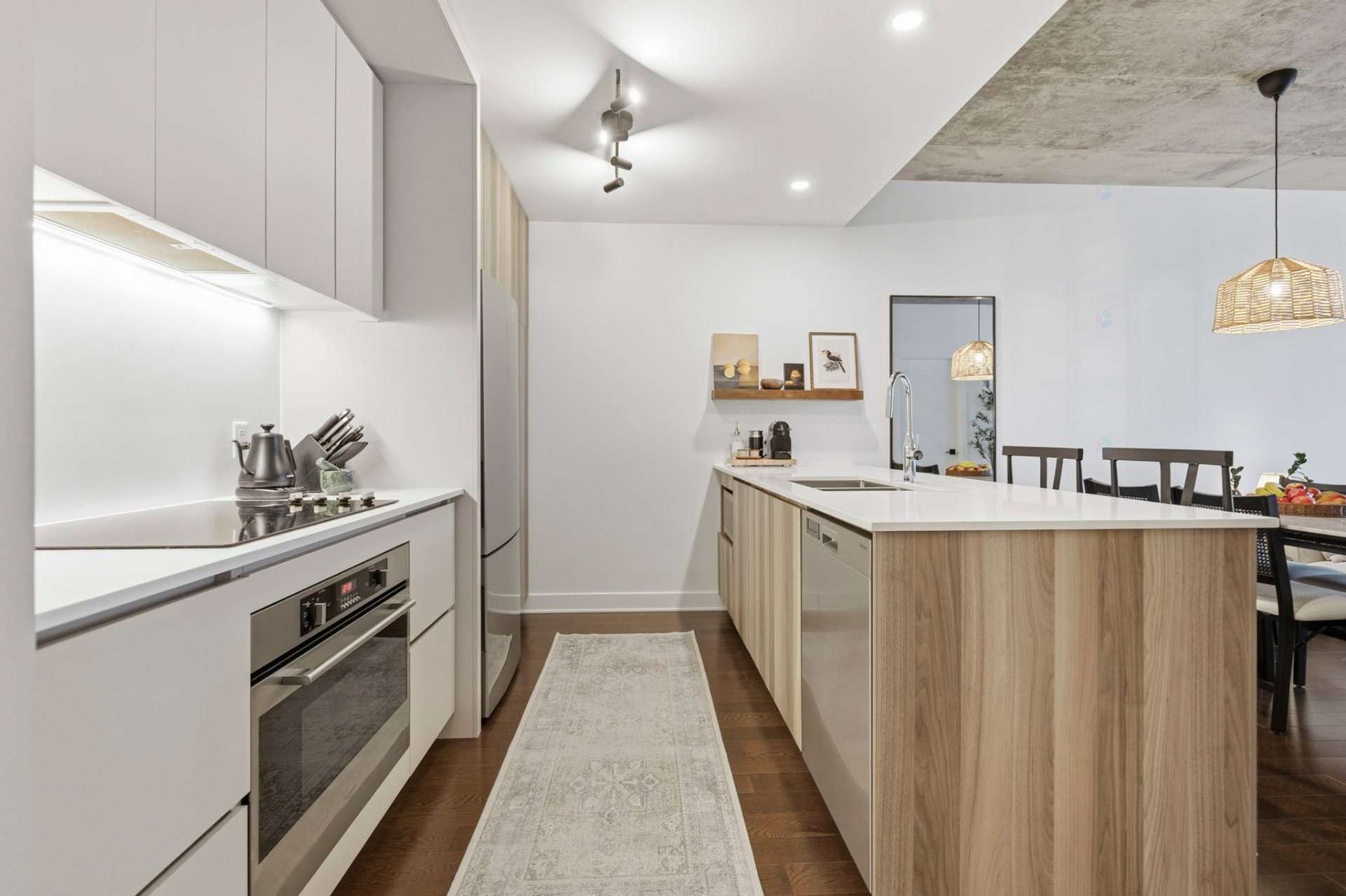 









5905Z


Boul. du Quartier

, 904,
Brossard,




QC
J4Z0R7

