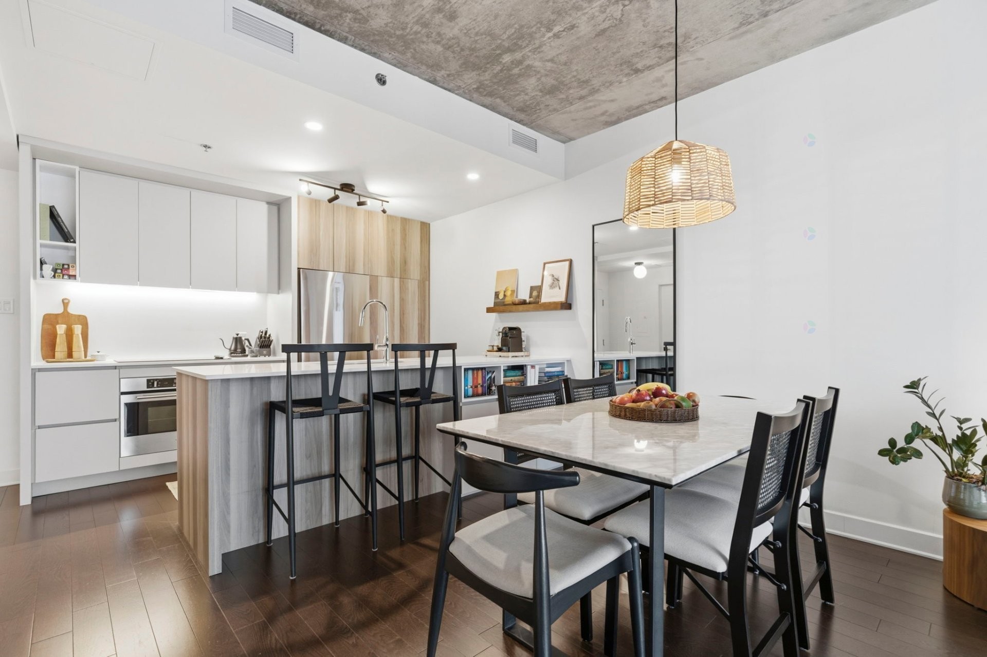 









5905Z


Boul. du Quartier

, 904,
Brossard,




QC
J4Z0R7

