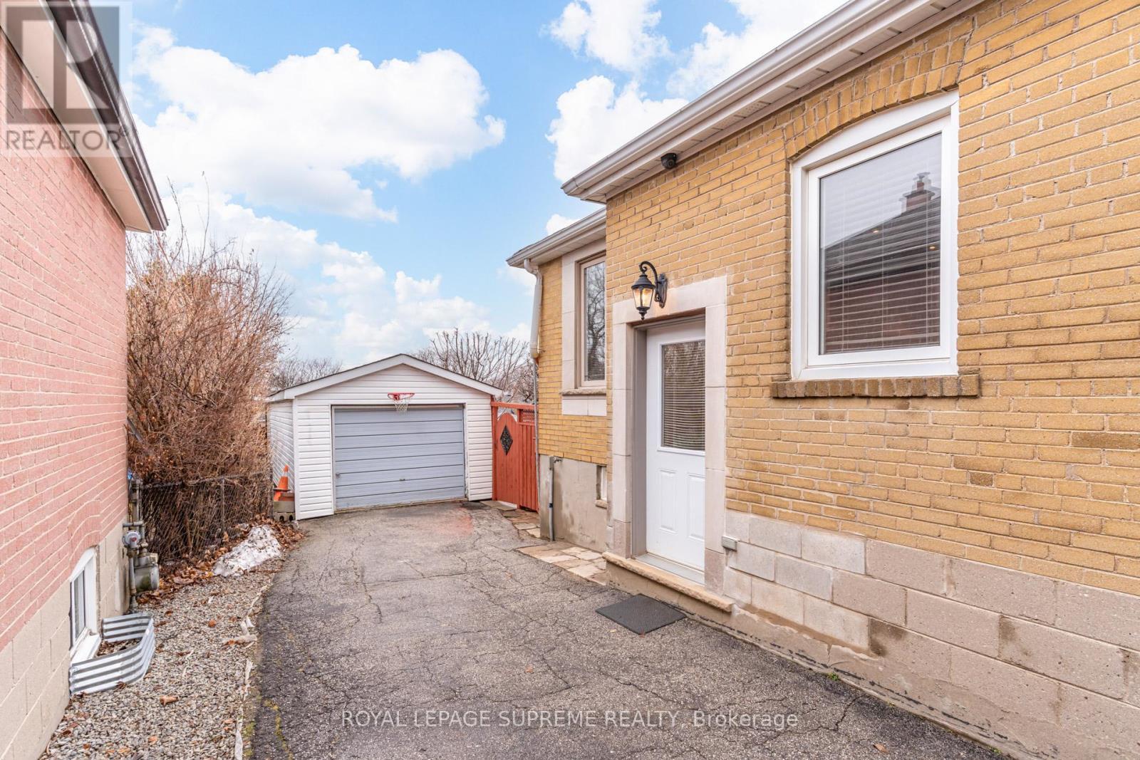 












18 FAIRWEATHER ROAD

,
Toronto,




Ontario
M6M4C7

