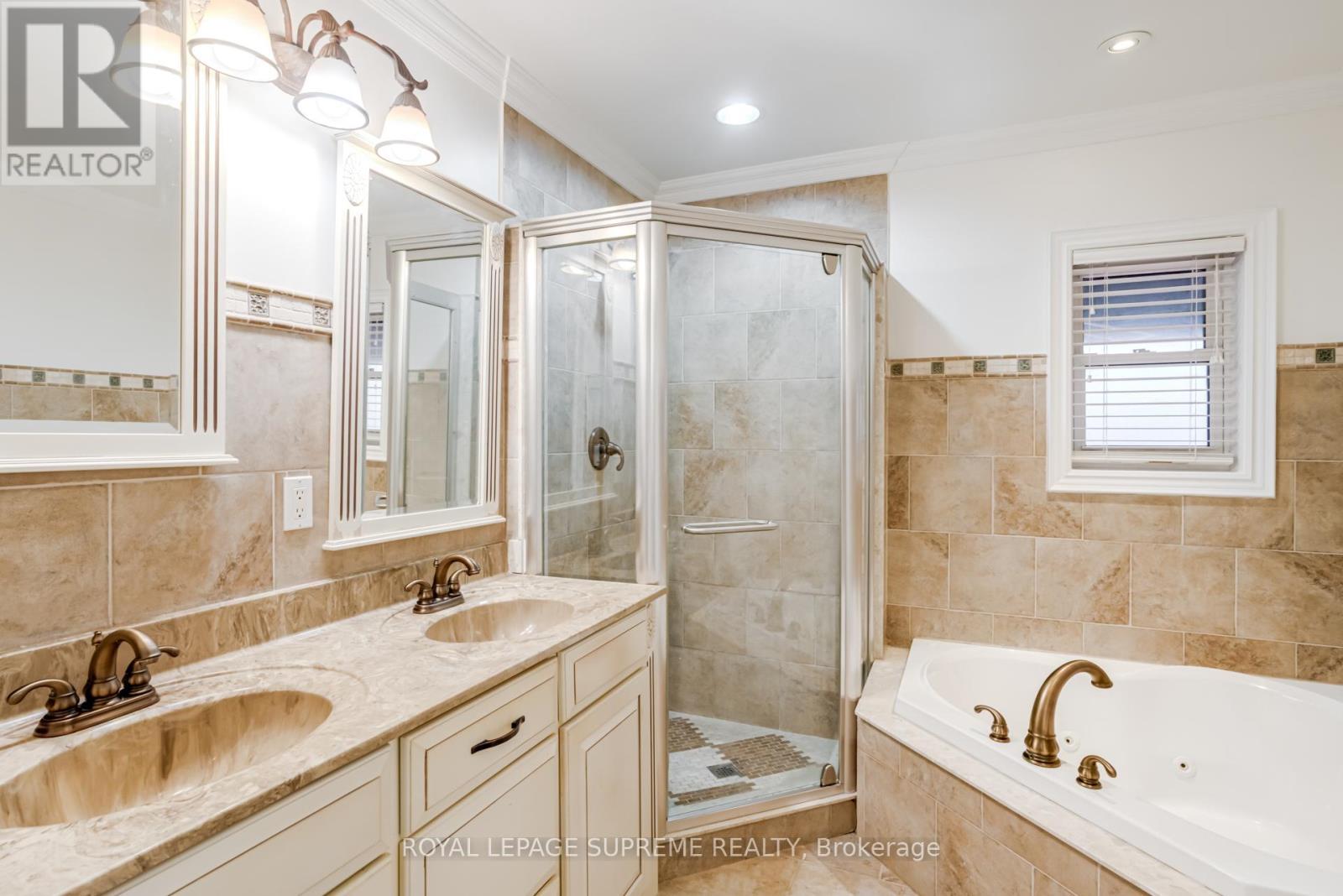 












18 FAIRWEATHER ROAD

,
Toronto,




Ontario
M6M4C7

