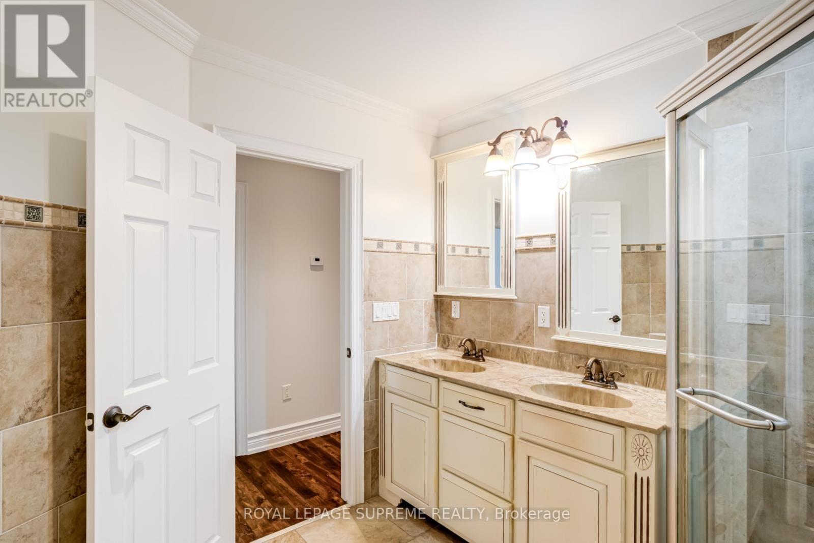 












18 FAIRWEATHER ROAD

,
Toronto,




Ontario
M6M4C7

