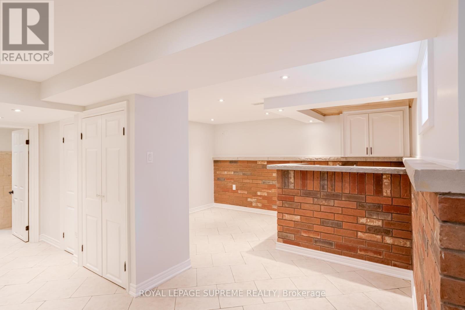 












18 FAIRWEATHER ROAD

,
Toronto,




Ontario
M6M4C7

