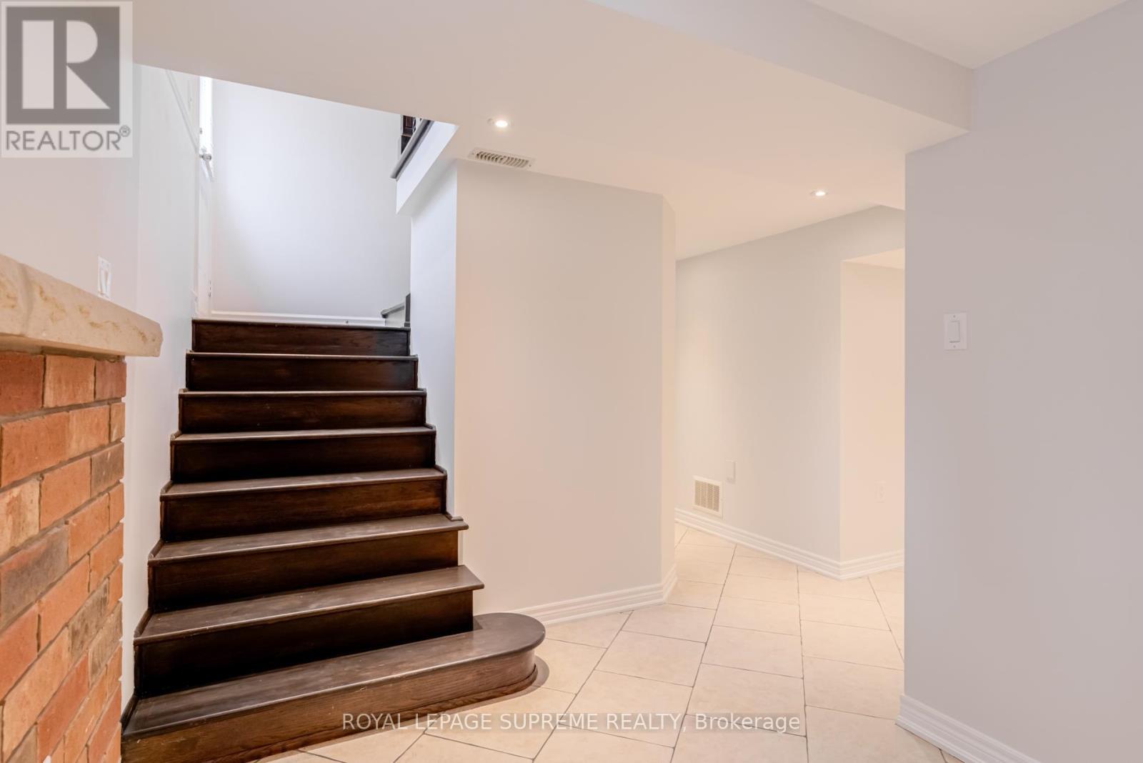 












18 FAIRWEATHER ROAD

,
Toronto,




Ontario
M6M4C7

