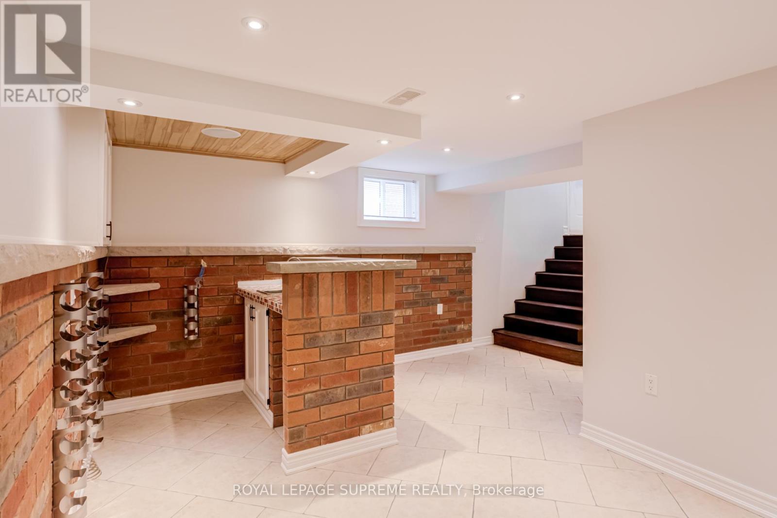 












18 FAIRWEATHER ROAD

,
Toronto,




Ontario
M6M4C7

