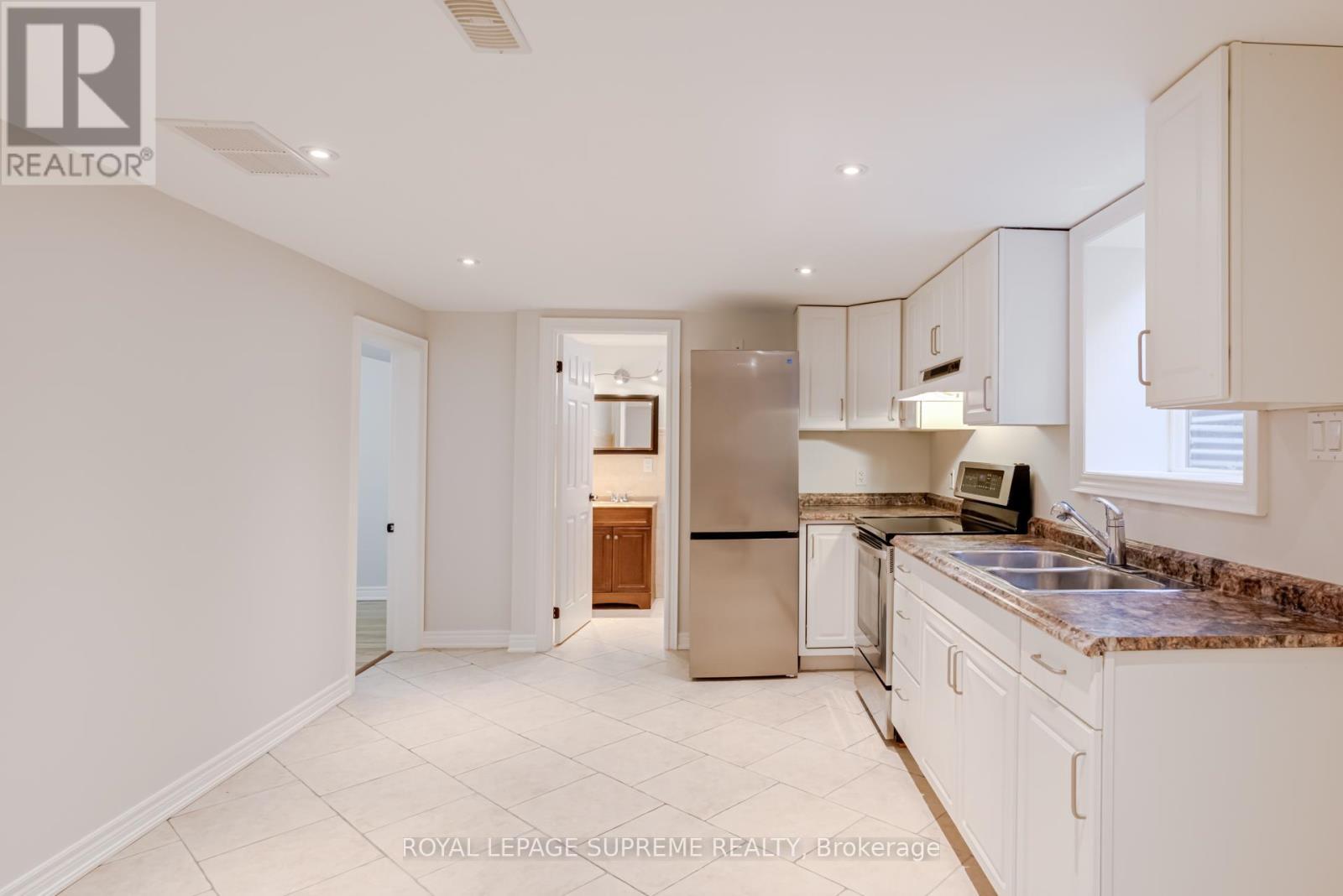 












18 FAIRWEATHER ROAD

,
Toronto,




Ontario
M6M4C7

