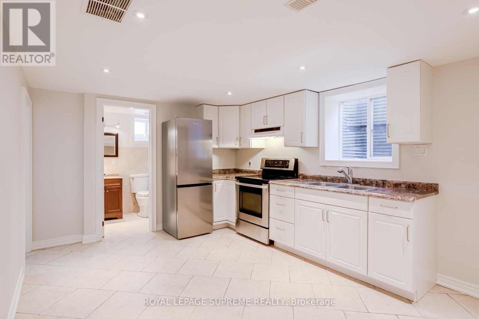 












18 FAIRWEATHER ROAD

,
Toronto,




Ontario
M6M4C7

