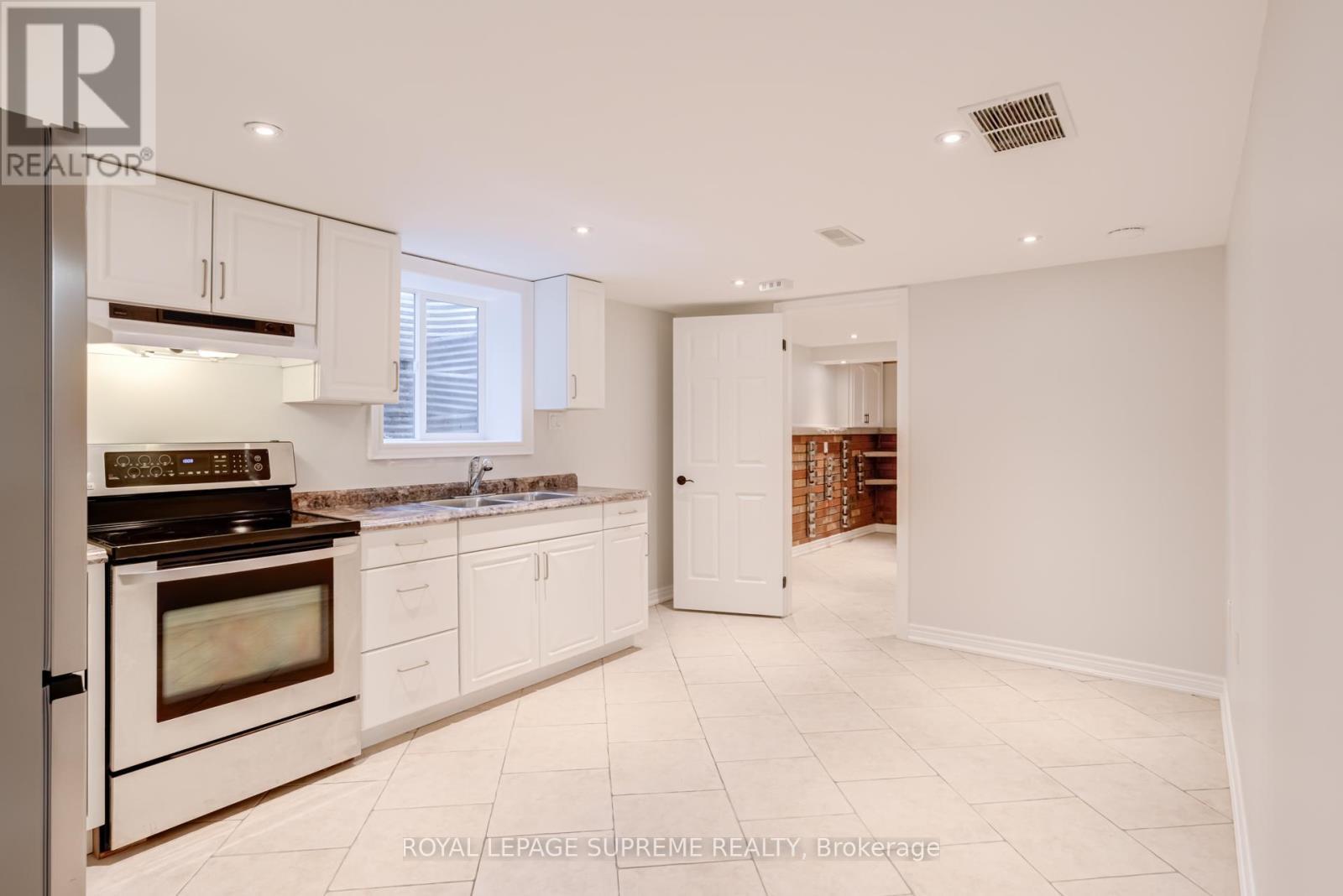 












18 FAIRWEATHER ROAD

,
Toronto,




Ontario
M6M4C7

