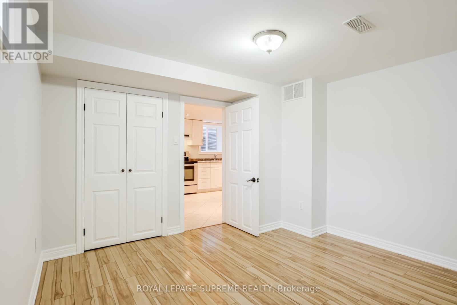 












18 FAIRWEATHER ROAD

,
Toronto,




Ontario
M6M4C7

