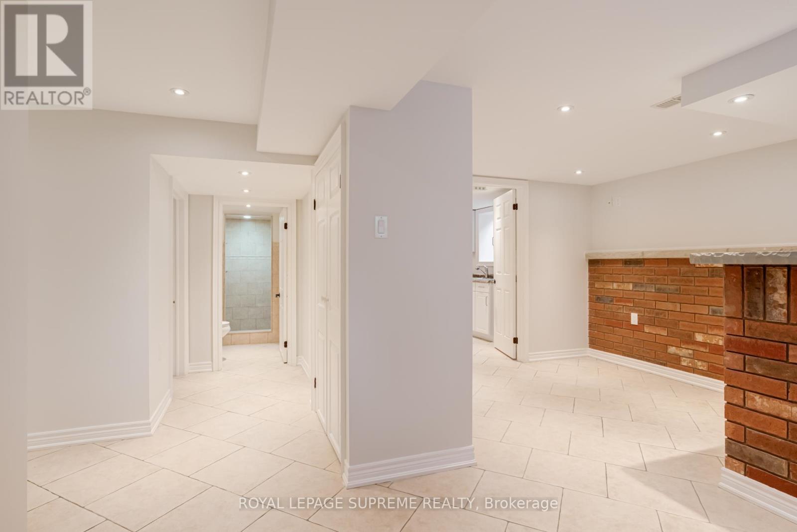 












18 FAIRWEATHER ROAD

,
Toronto,




Ontario
M6M4C7

