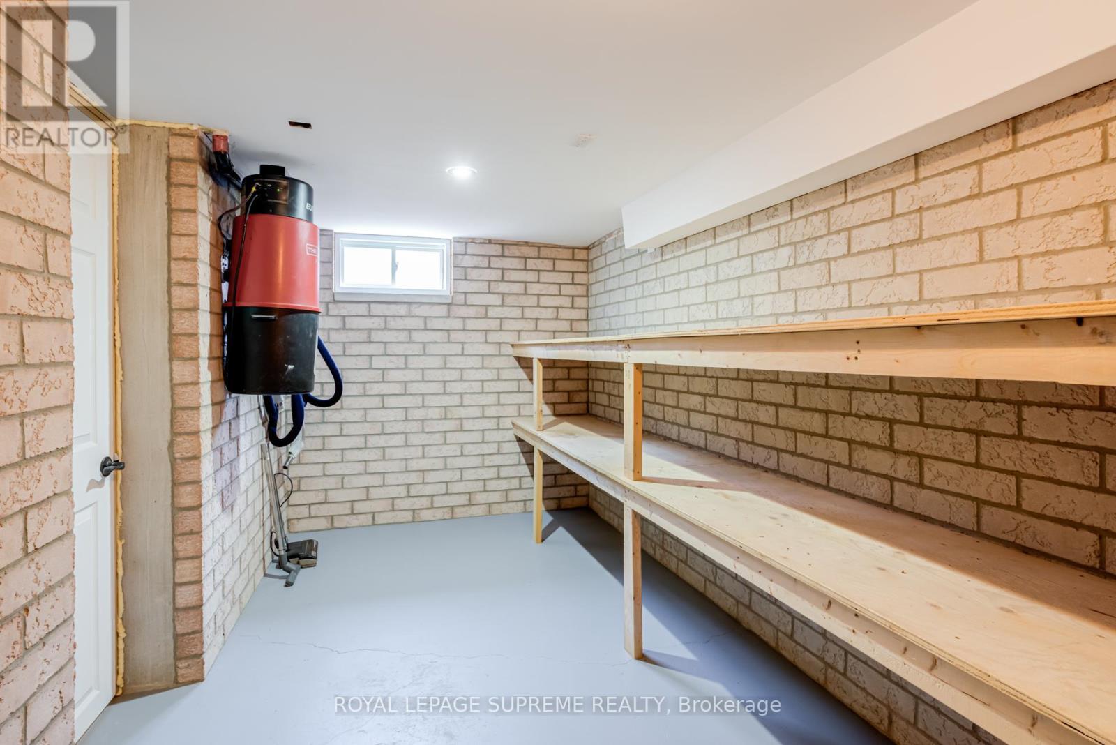 












18 FAIRWEATHER ROAD

,
Toronto,




Ontario
M6M4C7

