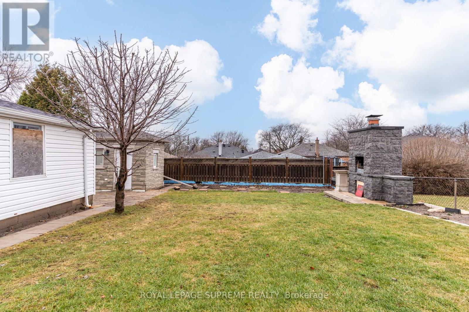 












18 FAIRWEATHER ROAD

,
Toronto,




Ontario
M6M4C7

