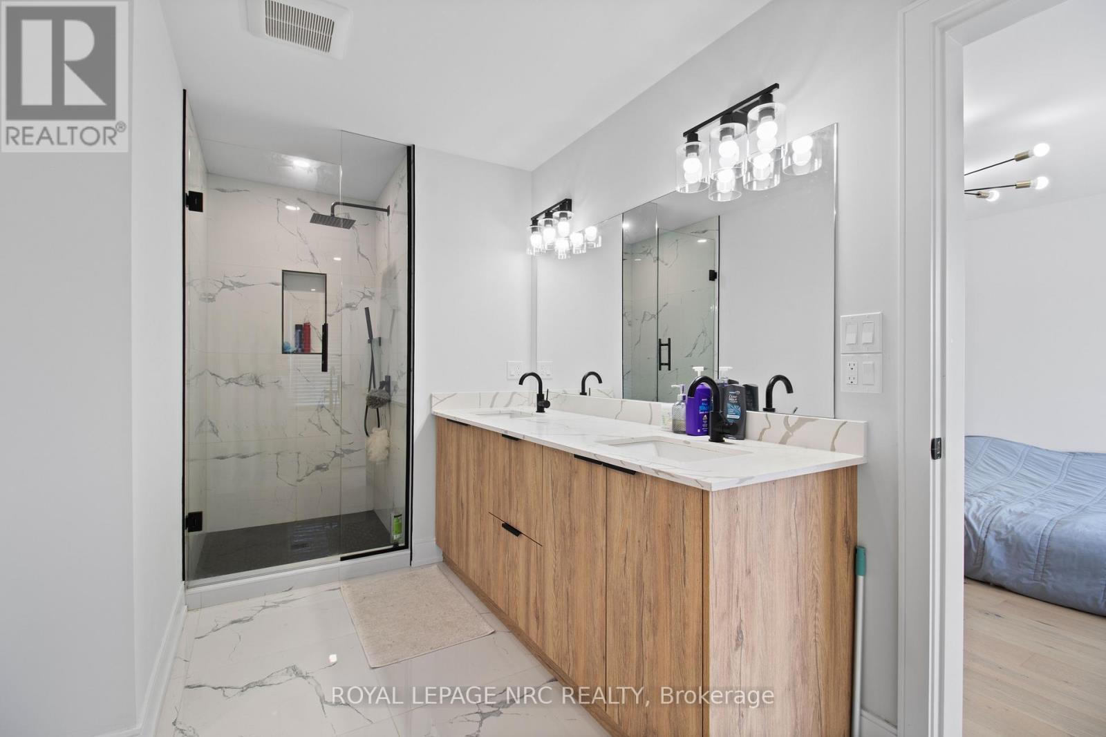 












7392 SPLENDOUR DRIVE

,
Niagara Falls (Brown),




Ontario
L2H3V8

