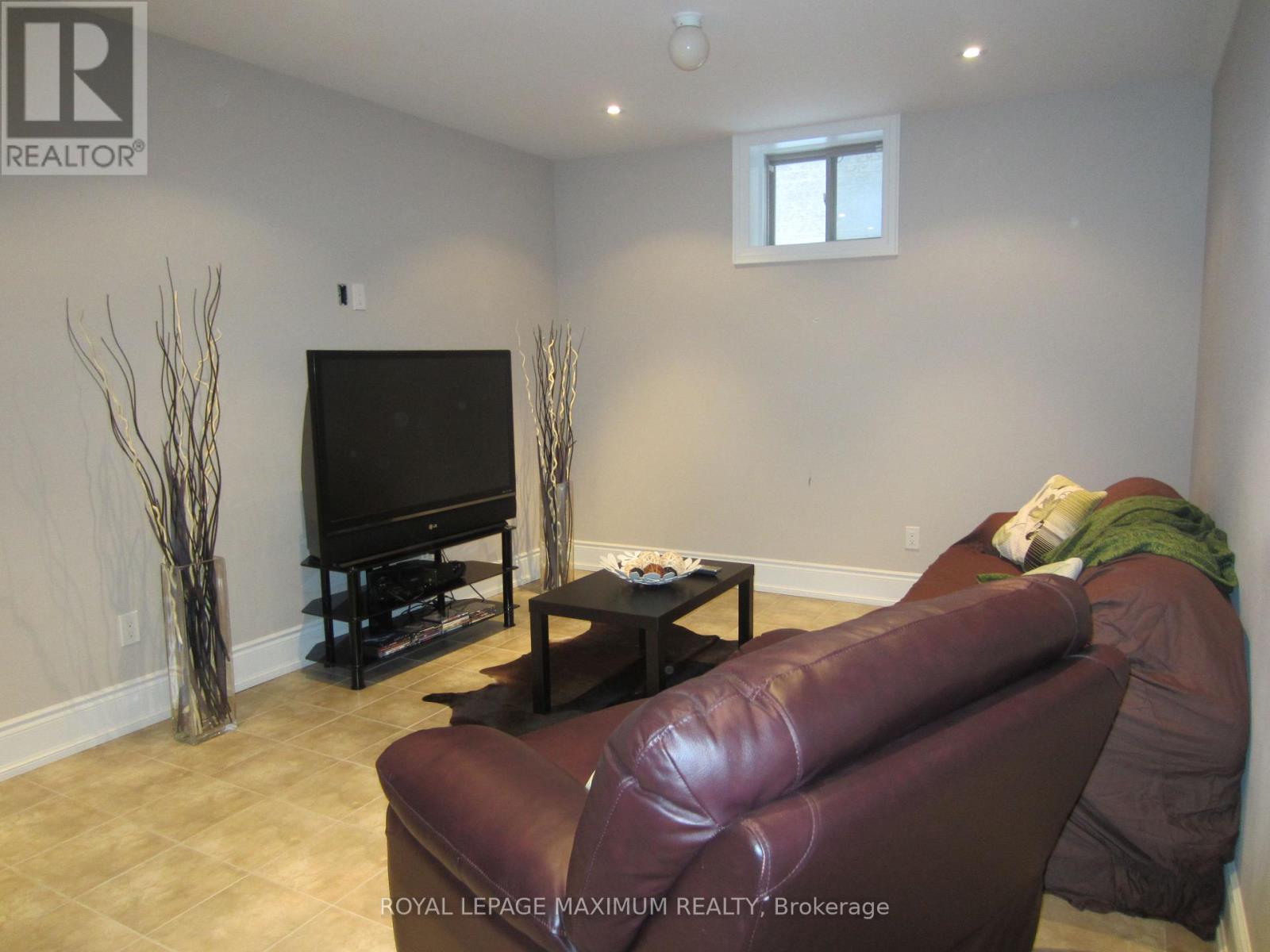 












16 ORION AVENUE

,
Vaughan,




Ontario
L4H0B3

