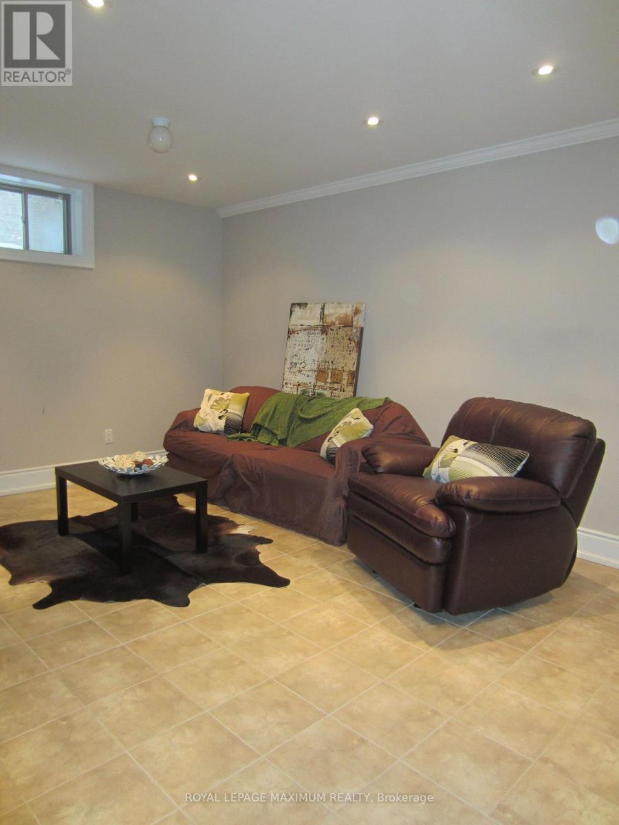 












16 ORION AVENUE

,
Vaughan,




Ontario
L4H0B3

