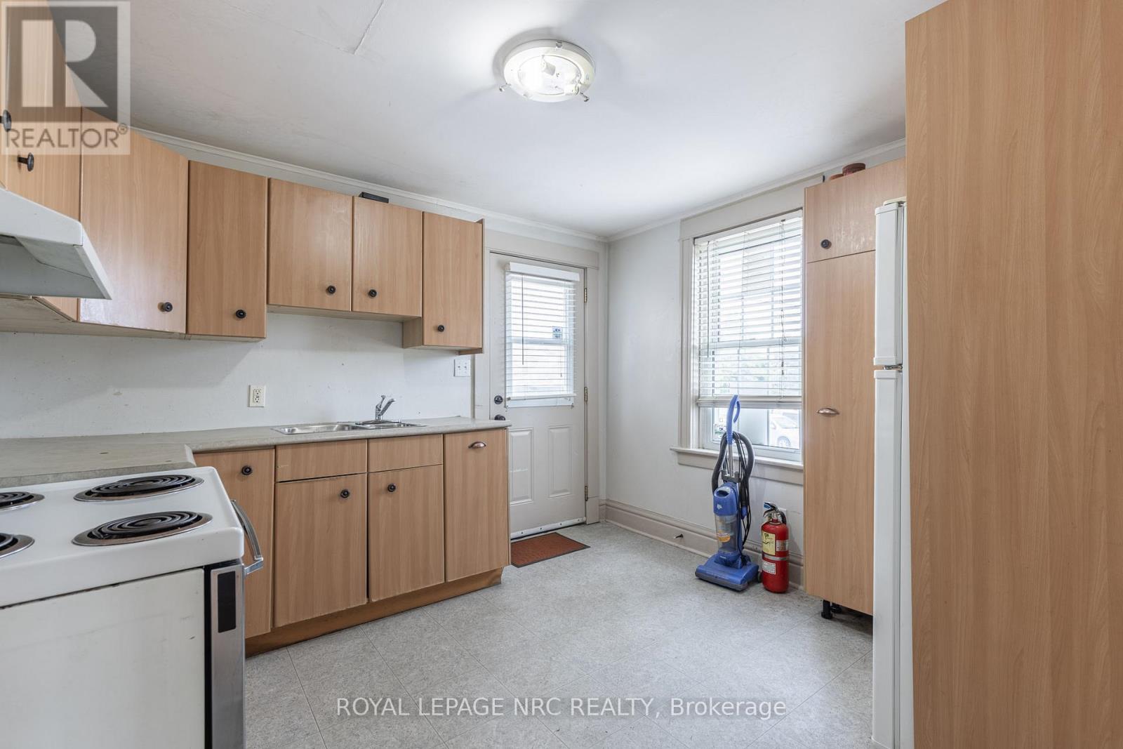












44 CARLISLE STREET

,
St. Catharines,




Ontario
L2R4H4

