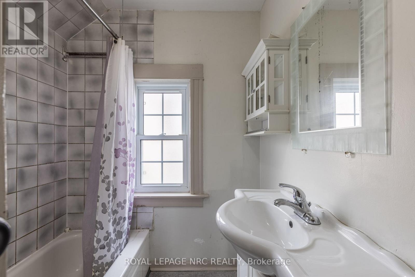 












44 CARLISLE STREET

,
St. Catharines,




Ontario
L2R4H4

