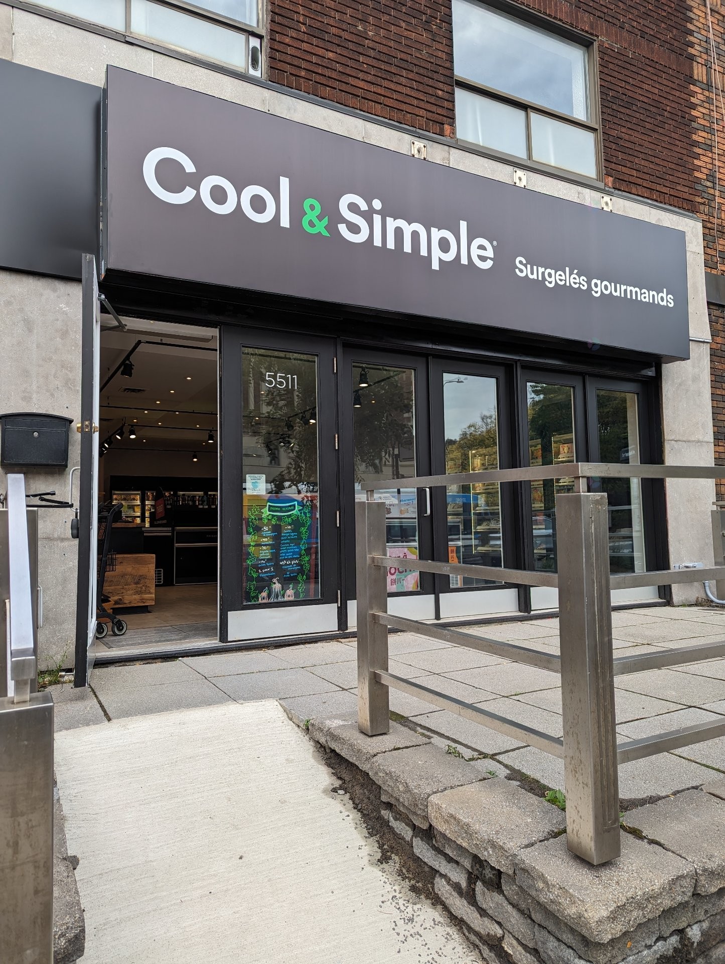 









5511

 - 5513


Av. de Monkland

,
Montréal (Côte-des-Neiges/Notre-Dame-de-Grâce),




QC
H4A1C8

