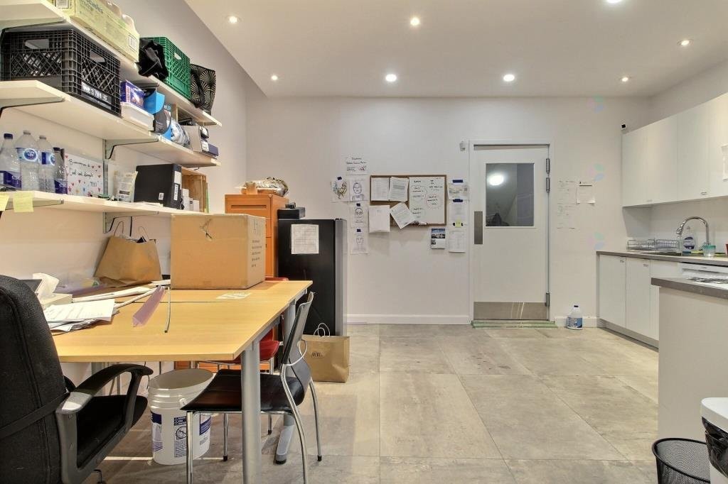 









5511

 - 5513


Av. de Monkland

,
Montréal (Côte-des-Neiges/Notre-Dame-de-Grâce),




QC
H4A1C8

