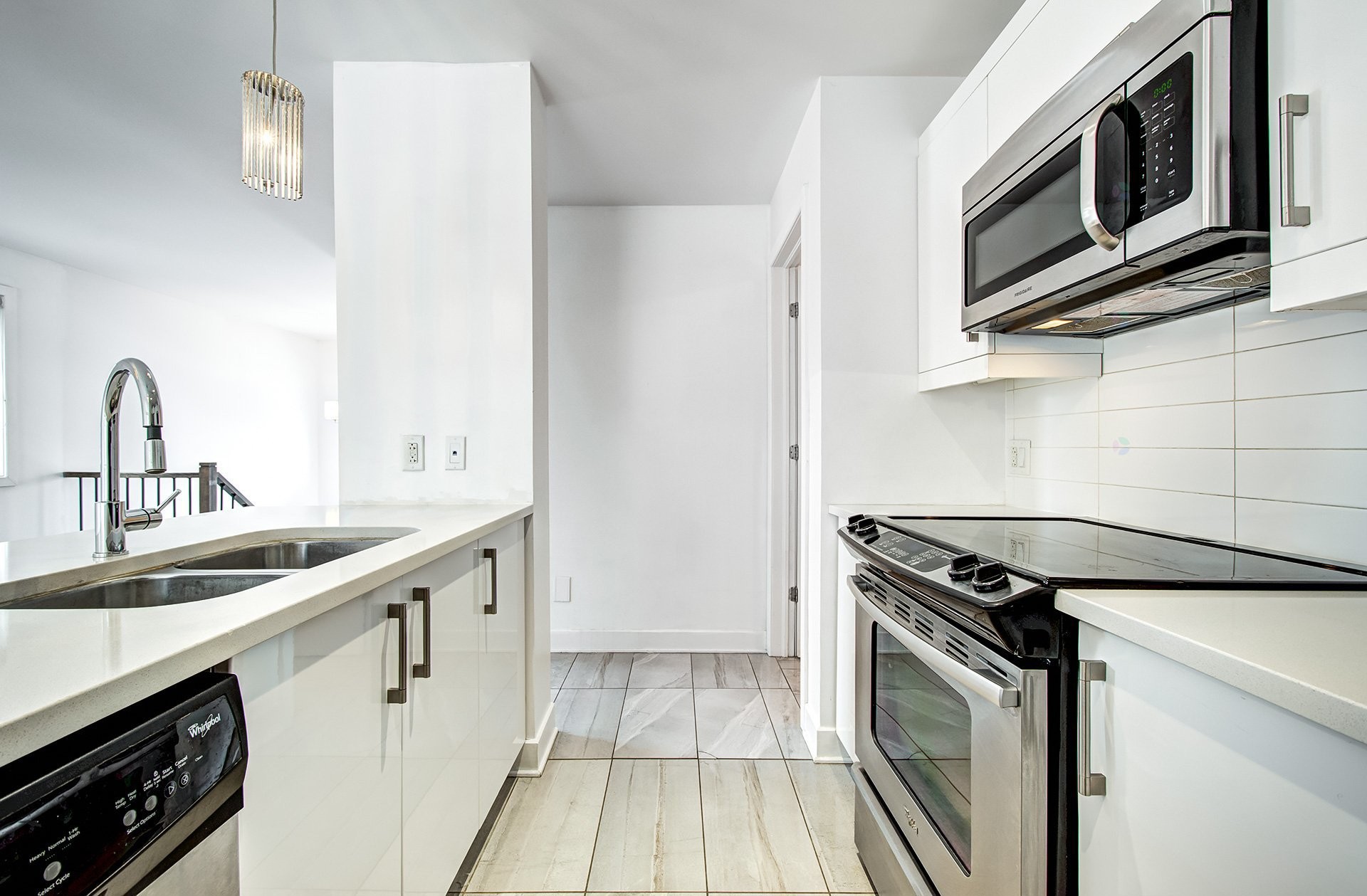 









5788B


Av. Parkhaven

,
Côte-Saint-Luc,




QC
H4W1X9

