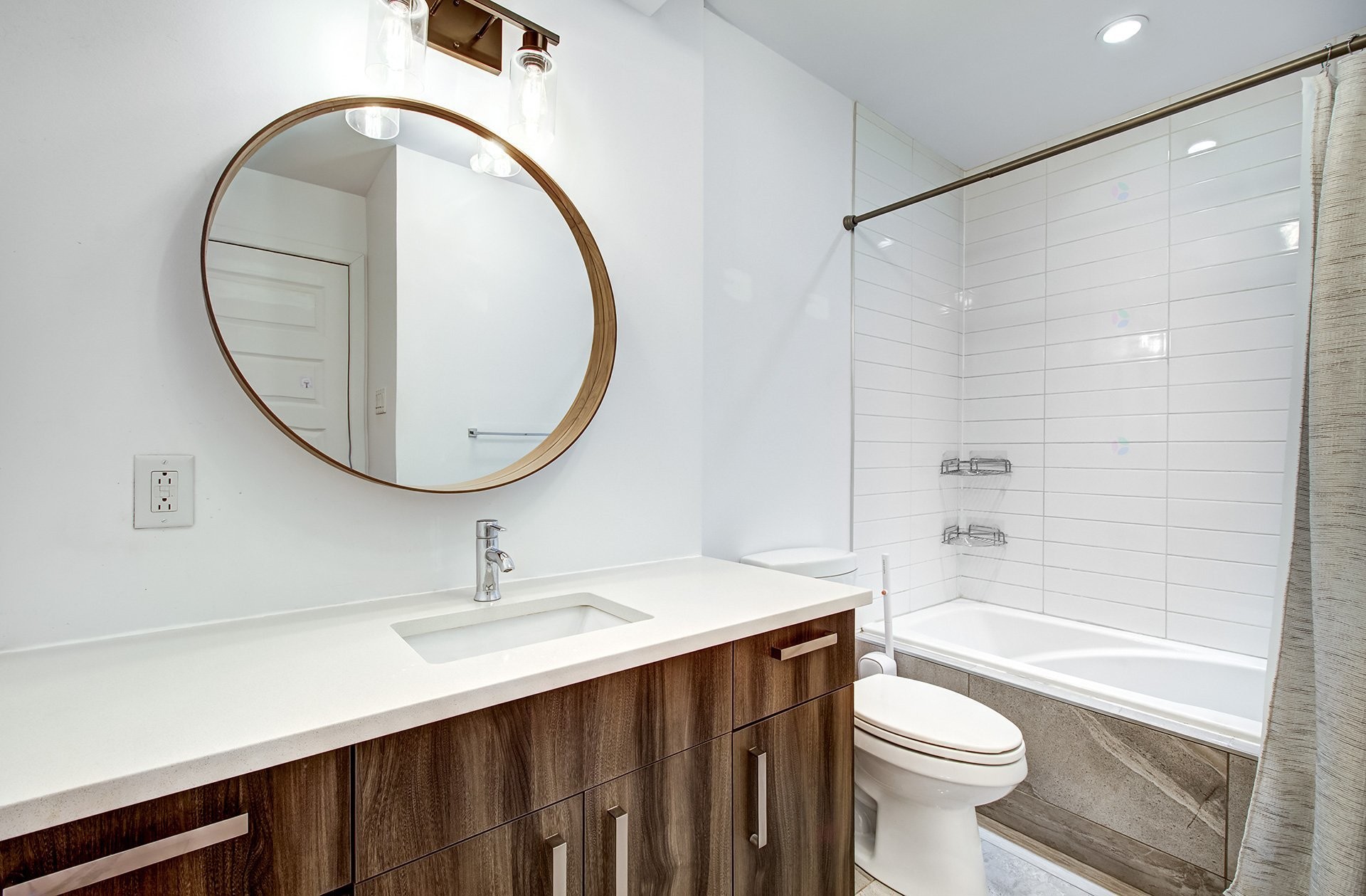 









5788B


Av. Parkhaven

,
Côte-Saint-Luc,




QC
H4W1X9

