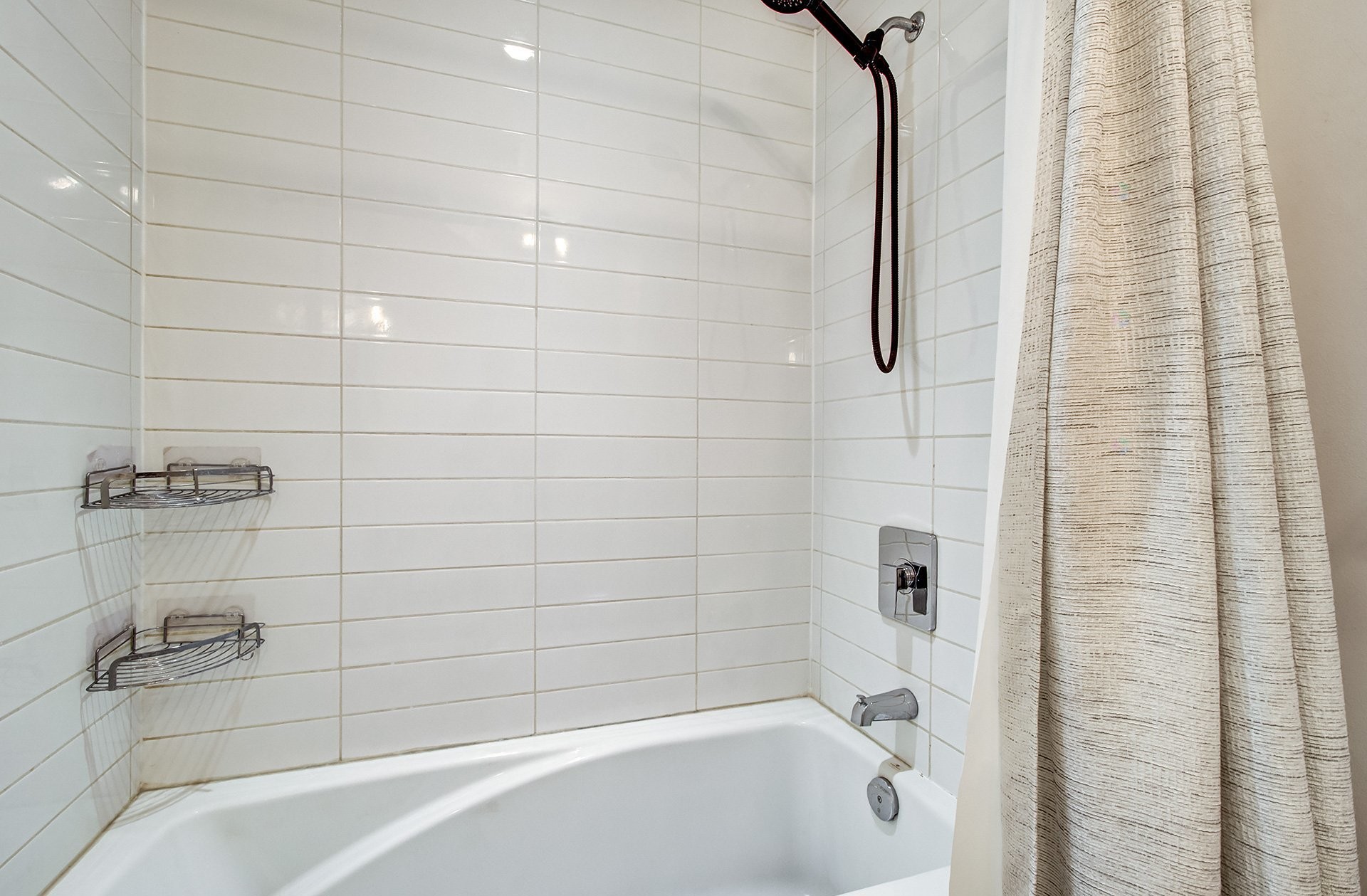 









5788B


Av. Parkhaven

,
Côte-Saint-Luc,




QC
H4W1X9

