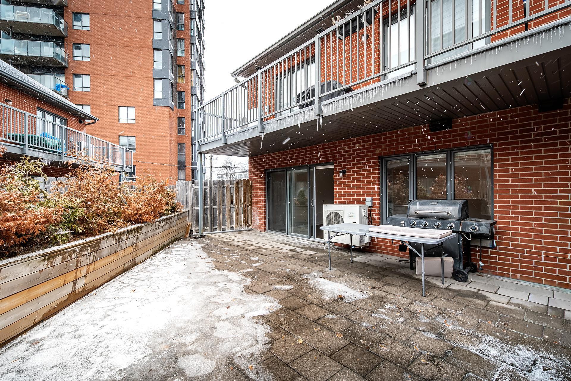 









5788B


Av. Parkhaven

,
Côte-Saint-Luc,




QC
H4W1X9

