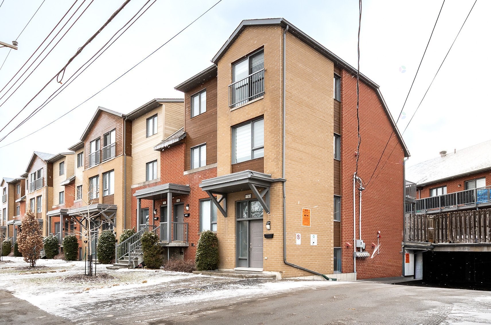 









5788B


Av. Parkhaven

,
Côte-Saint-Luc,




QC
H4W1X9

