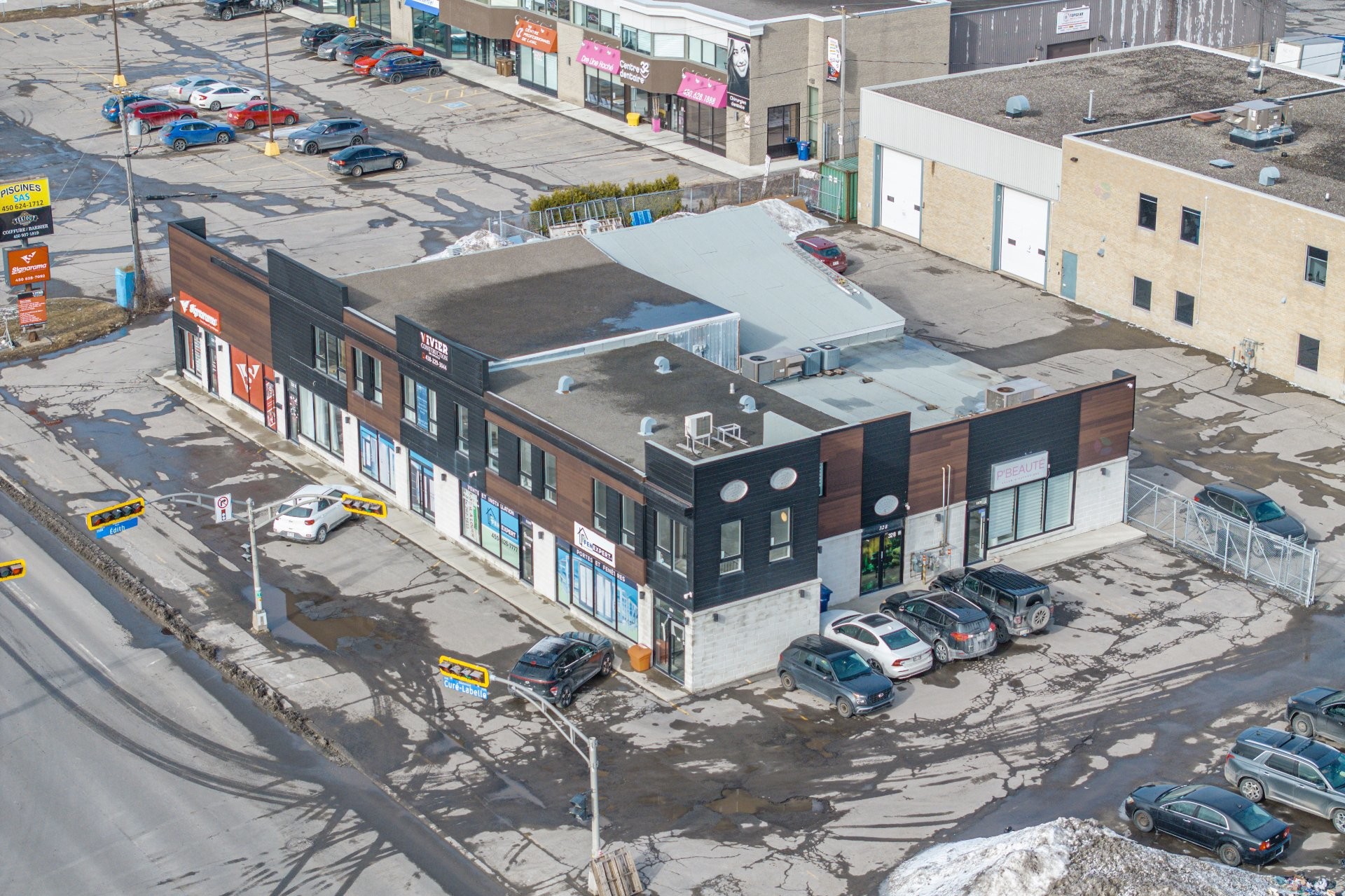 









328

 - 330


Boul. Curé-Labelle

,
Laval (Fabreville),




QC
J5J0H2

