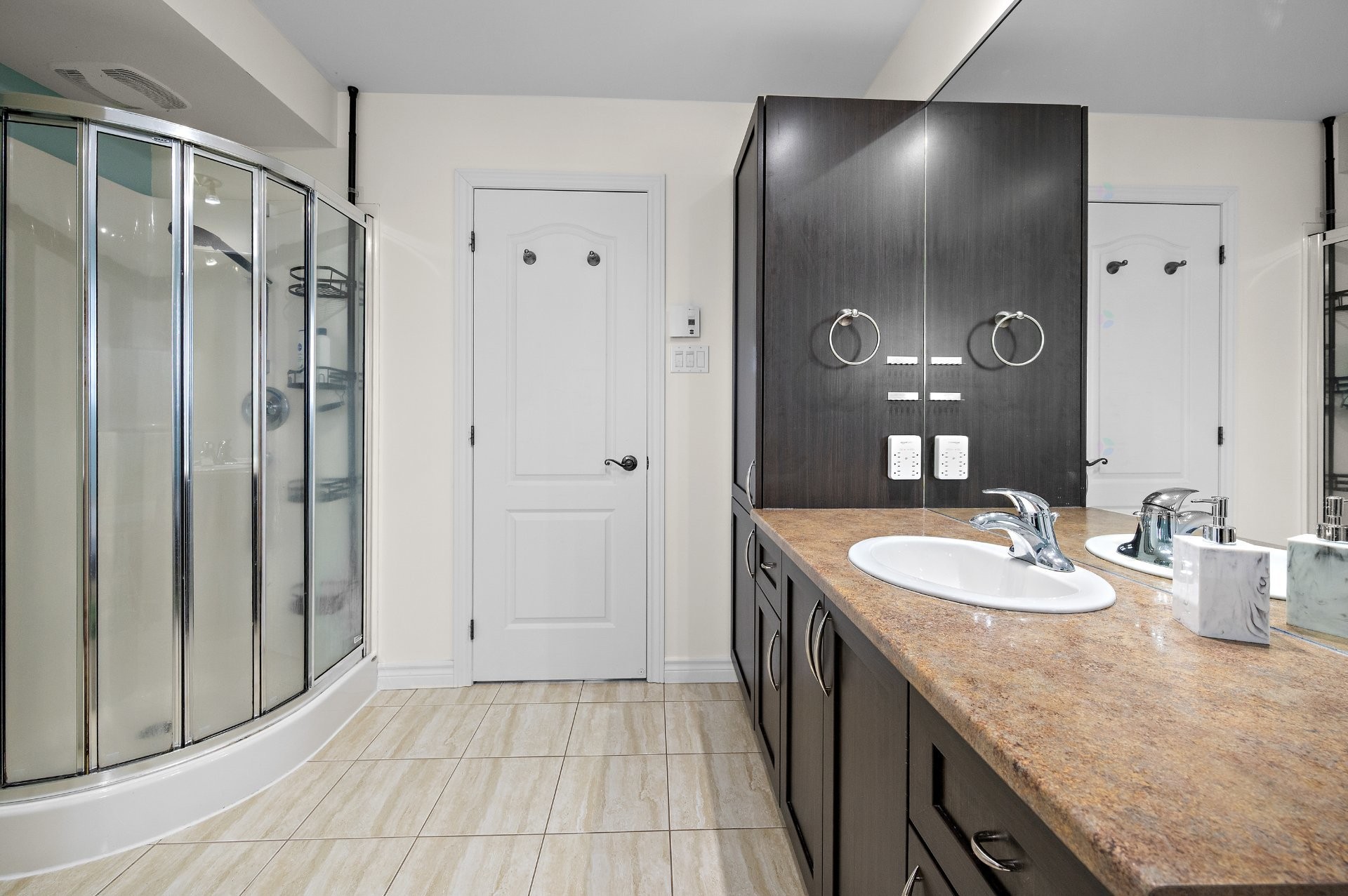 









647


Av. Albert-Rousseau

,
Lévis (Les Chutes-de-la-Chaudière-Ouest),




QC
G6J2C7

