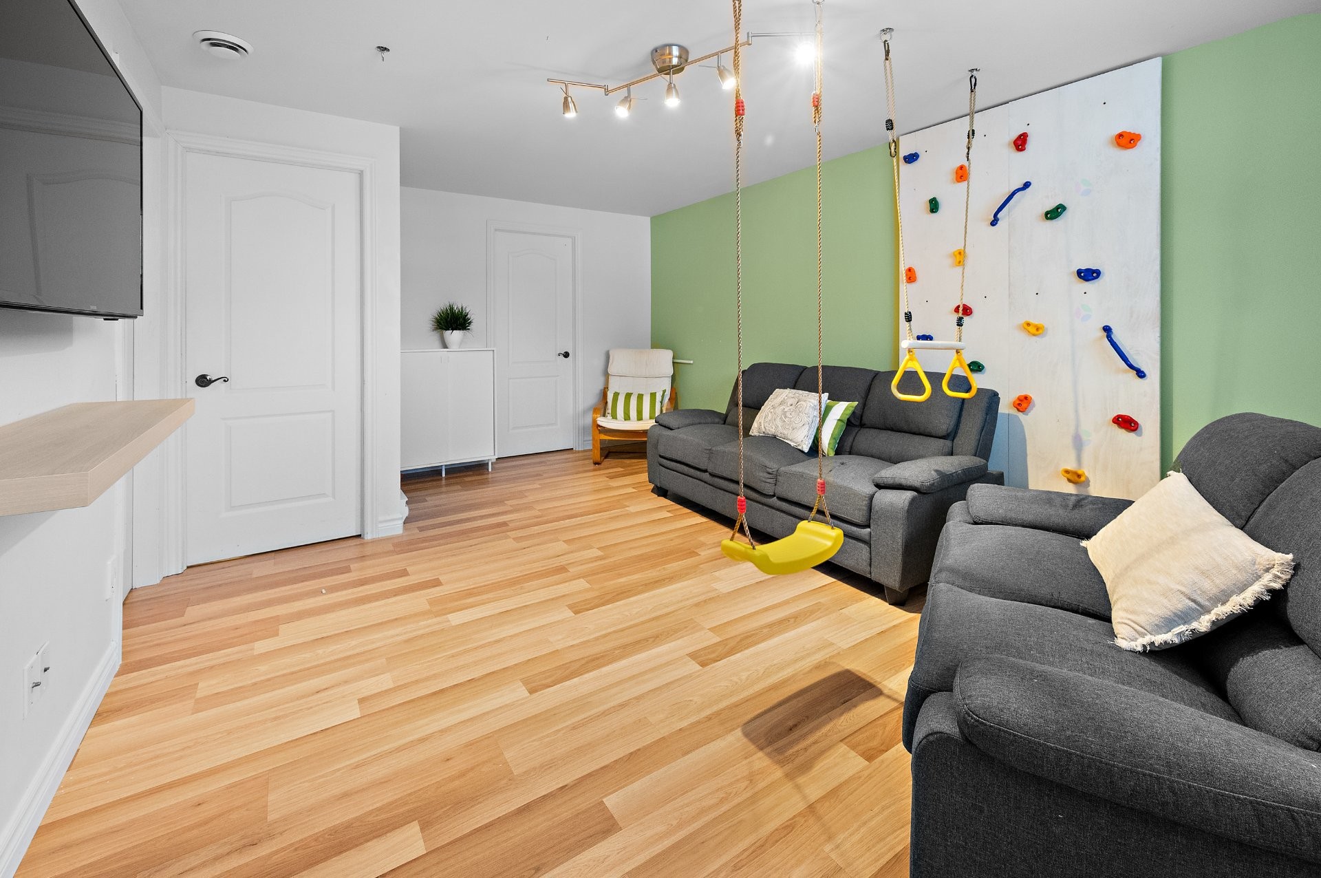 









647


Av. Albert-Rousseau

,
Lévis (Les Chutes-de-la-Chaudière-Ouest),




QC
G6J2C7

