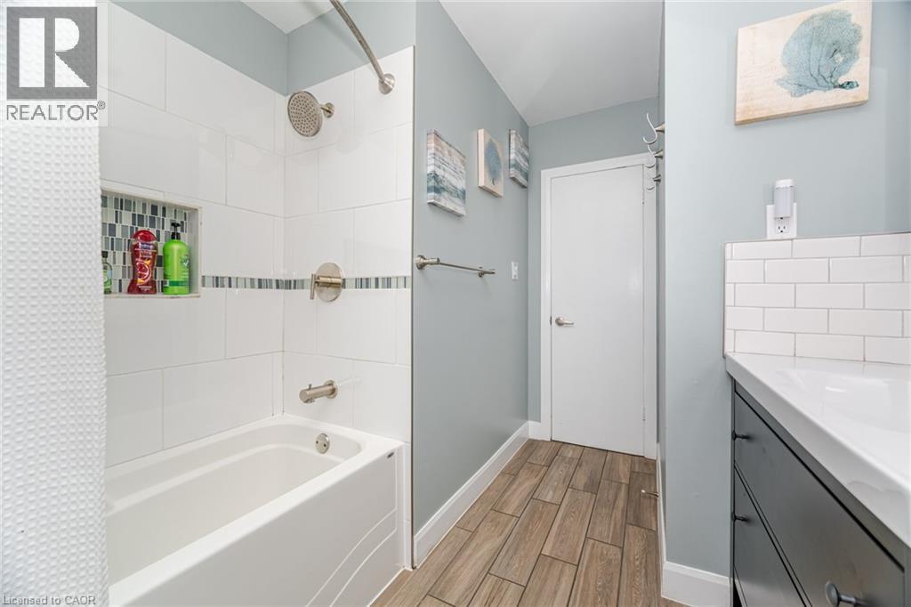 












77 FAIRVIEW Road

,
Grimsby,




Ontario
L3M3L6

