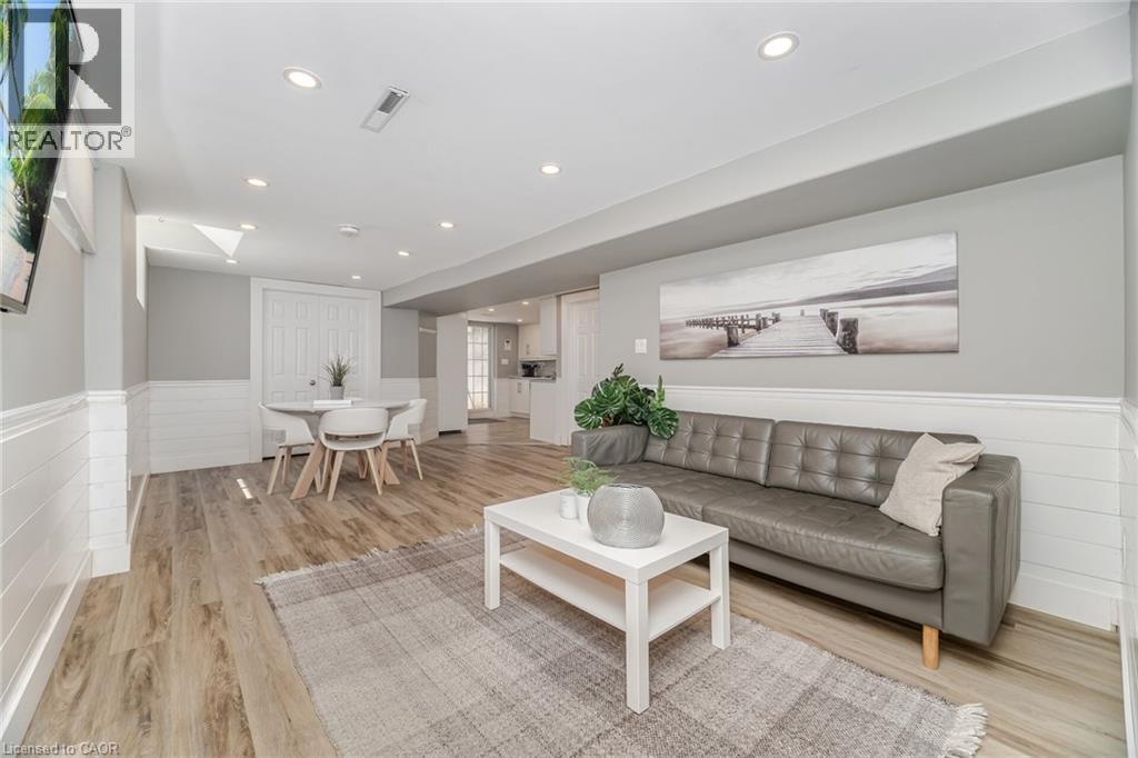 












77 FAIRVIEW Road

,
Grimsby,




Ontario
L3M3L6

