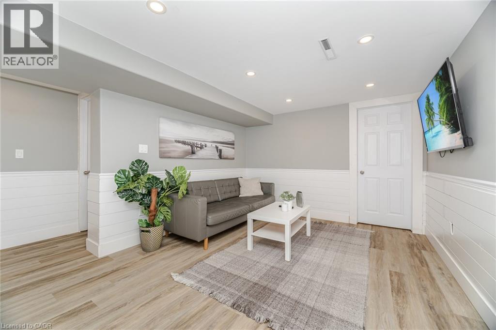 












77 FAIRVIEW Road

,
Grimsby,




Ontario
L3M3L6

