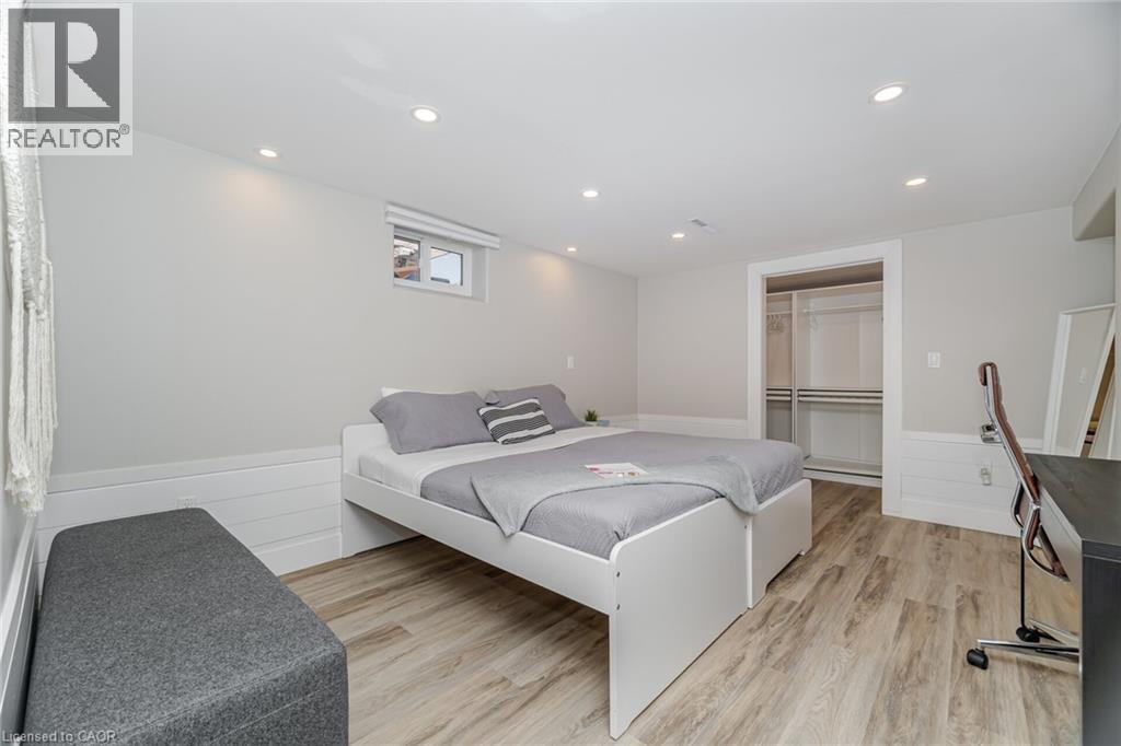 












77 FAIRVIEW Road

,
Grimsby,




Ontario
L3M3L6

