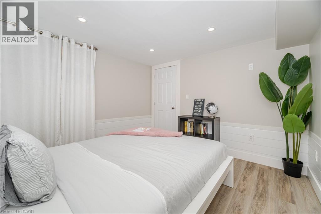 












77 FAIRVIEW Road

,
Grimsby,




Ontario
L3M3L6

