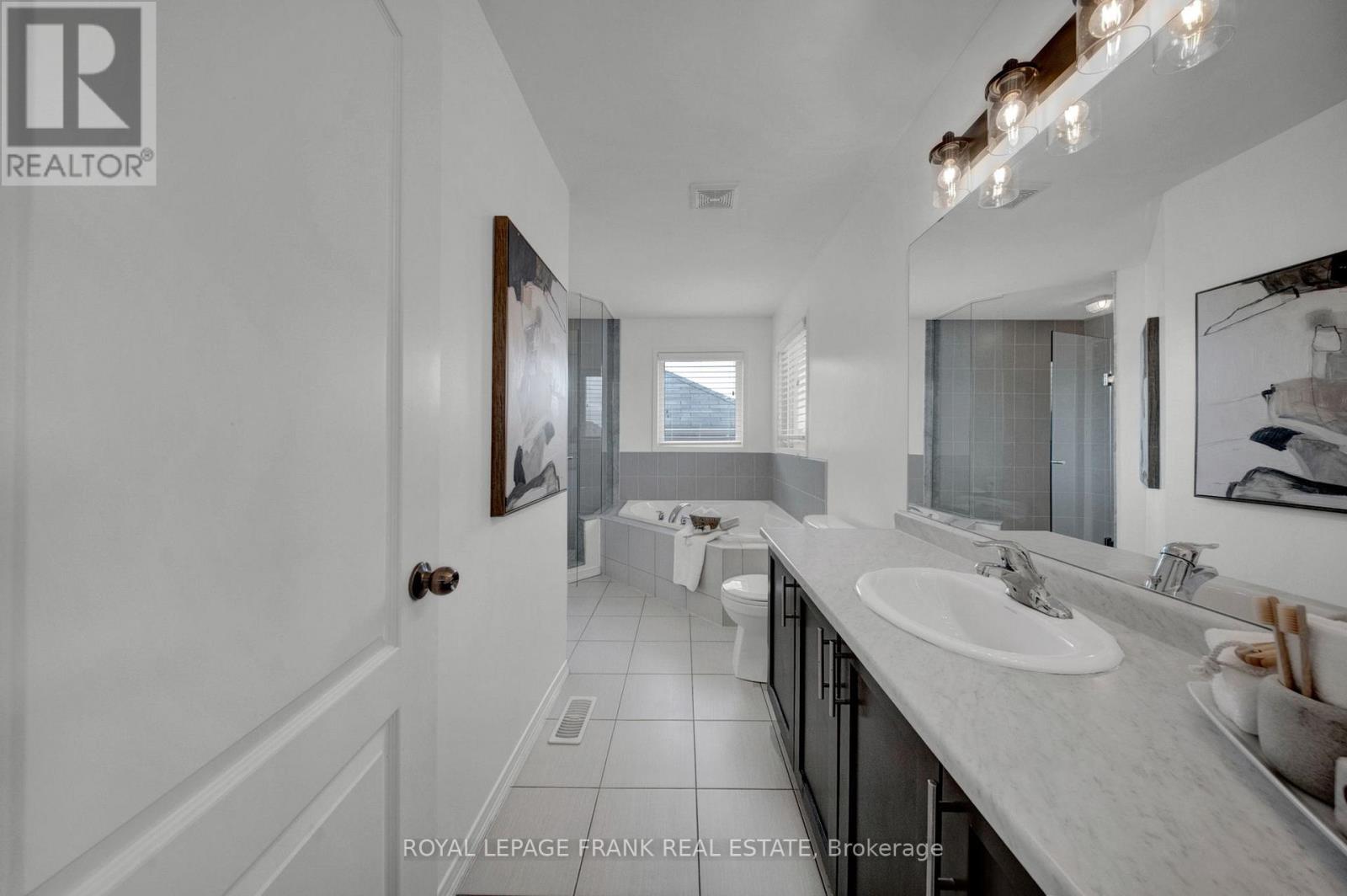 












19 JACK ROACH ST STREET

,
Clarington (Bowmanville),




Ontario
L1C0S8

