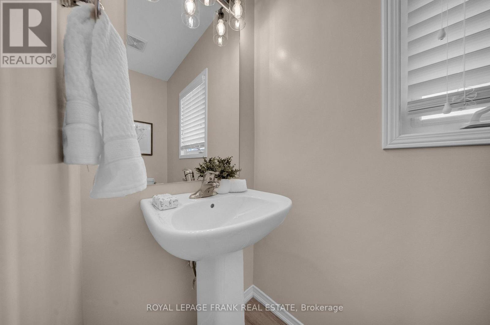 












19 JACK ROACH ST STREET

,
Clarington (Bowmanville),




Ontario
L1C0S8

