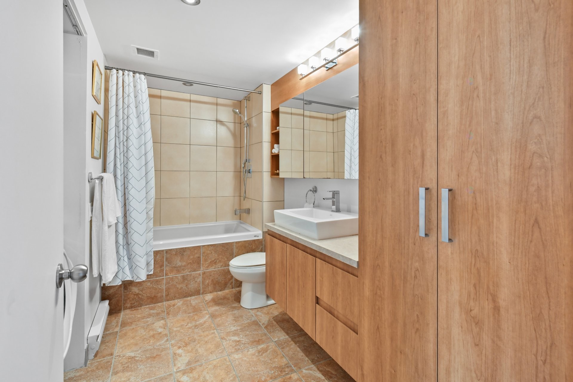 









5661


Av. De Chateaubriand

, 315,
Montréal (Rosemont/La Petite-Patrie),




QC
H2S0B6

