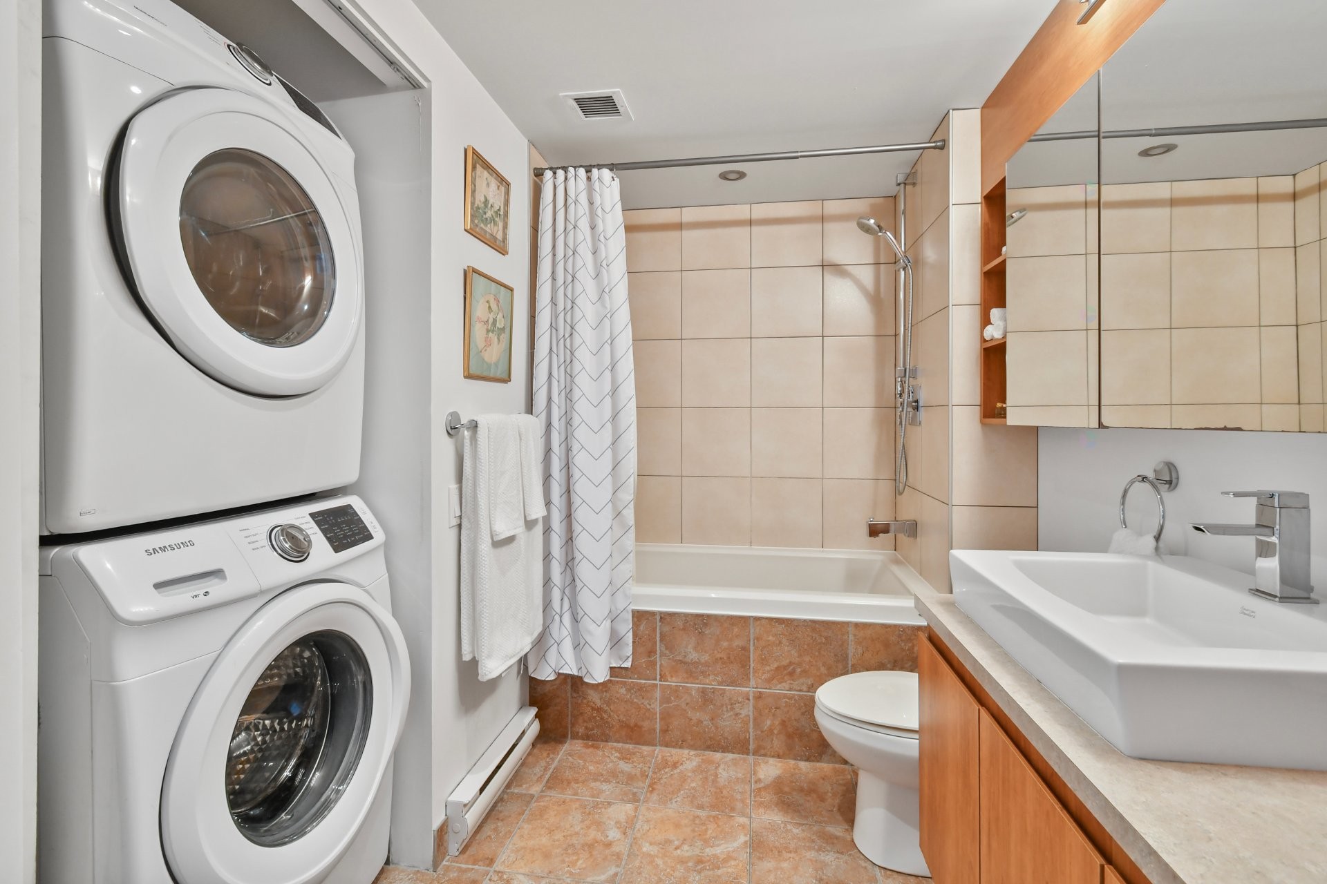 









5661


Av. De Chateaubriand

, 315,
Montréal (Rosemont/La Petite-Patrie),




QC
H2S0B6

