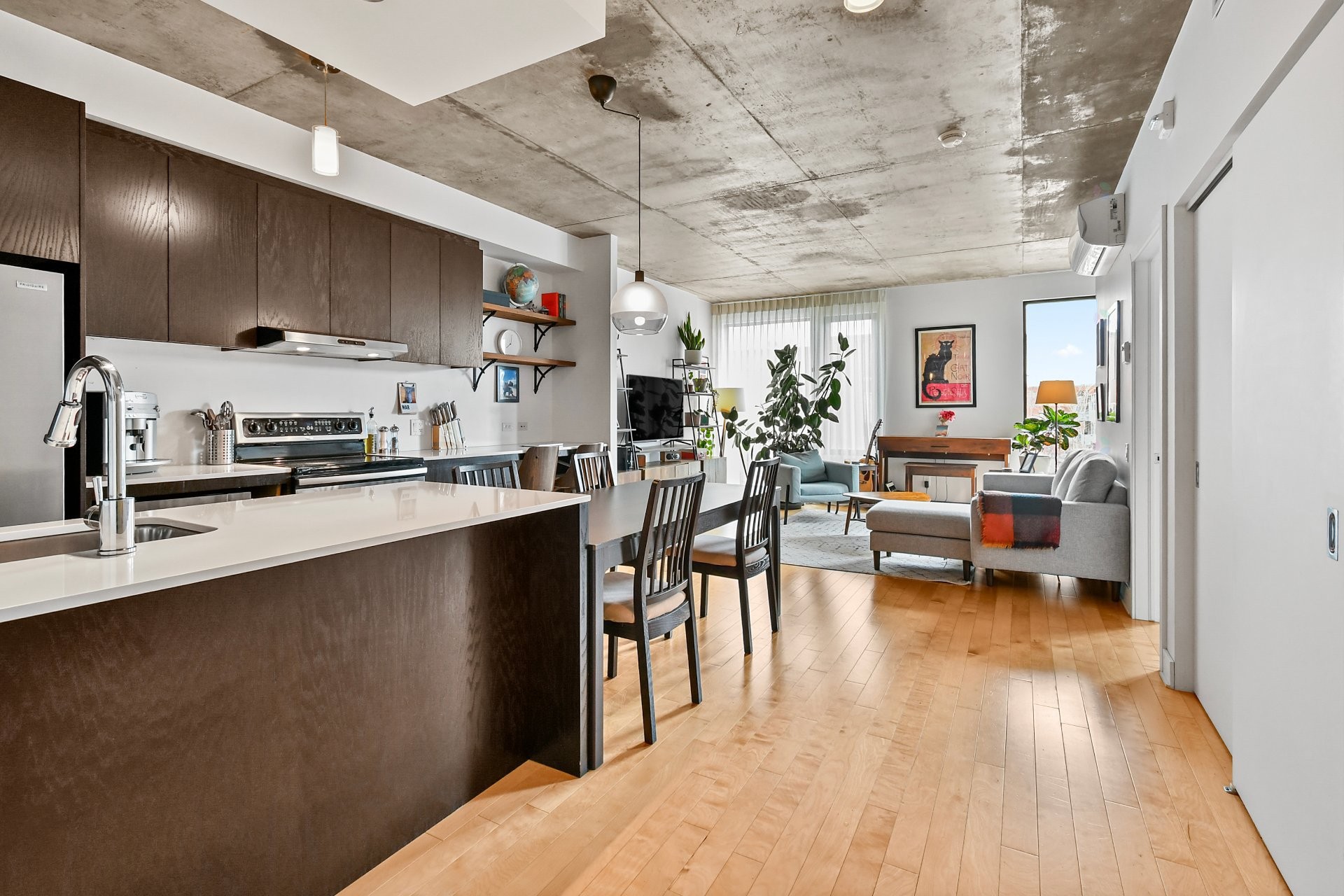 









5661


Av. De Chateaubriand

, 315,
Montréal (Rosemont/La Petite-Patrie),




QC
H2S0B6

