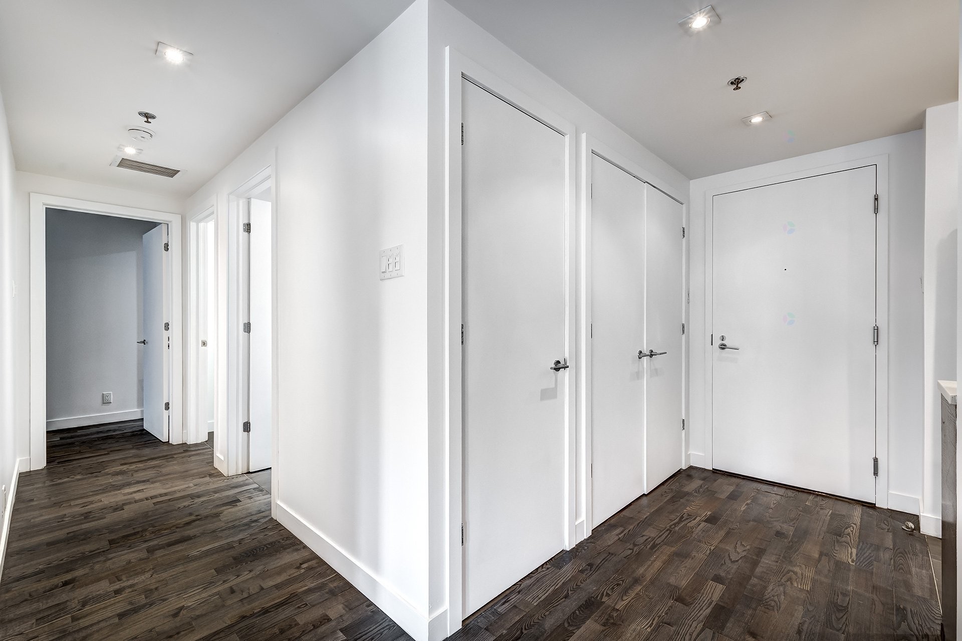 









905


Av. Plymouth

, 312,
Mont-Royal,




QC
H4P1B2

