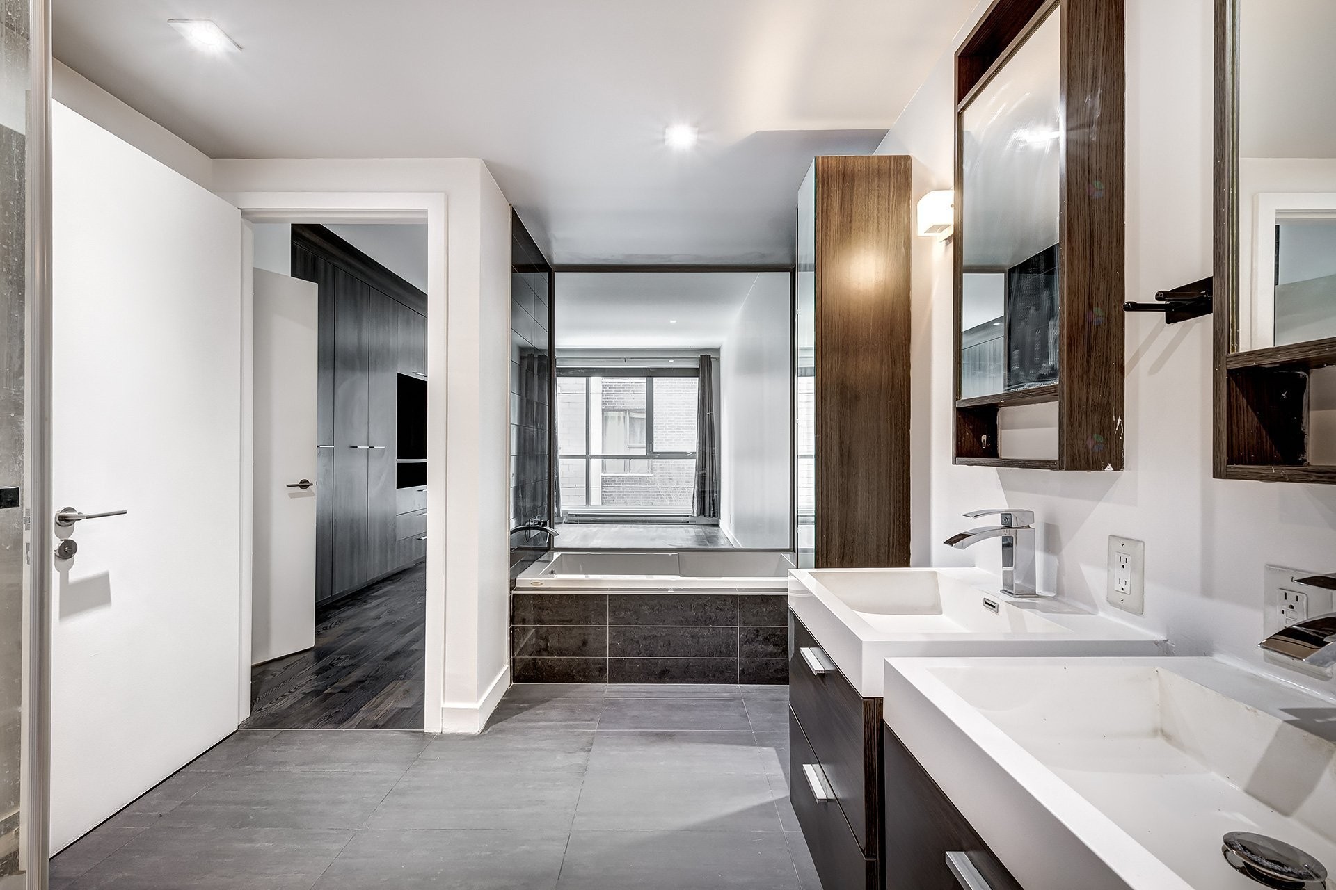 









905


Av. Plymouth

, 312,
Mont-Royal,




QC
H4P1B2

