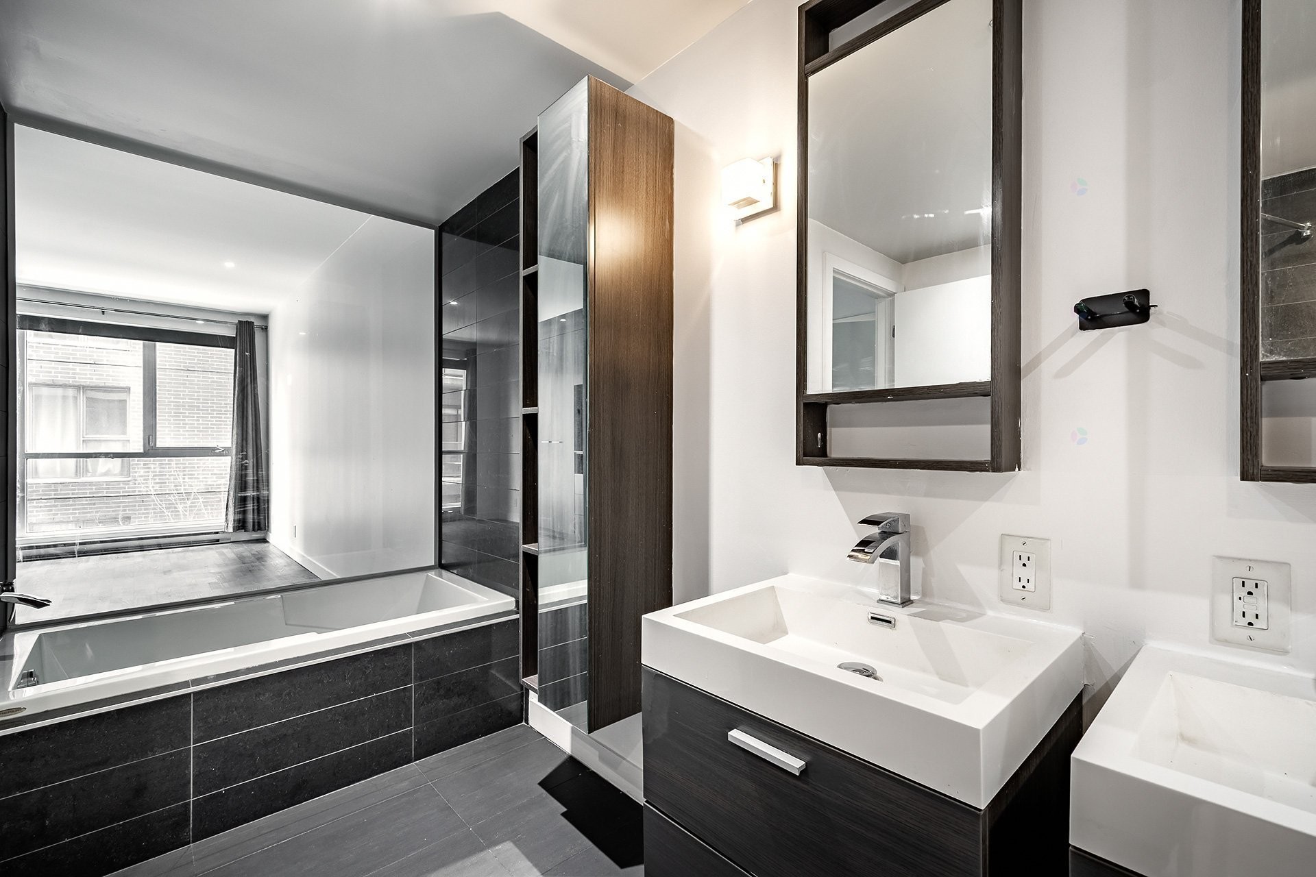 









905


Av. Plymouth

, 312,
Mont-Royal,




QC
H4P1B2

