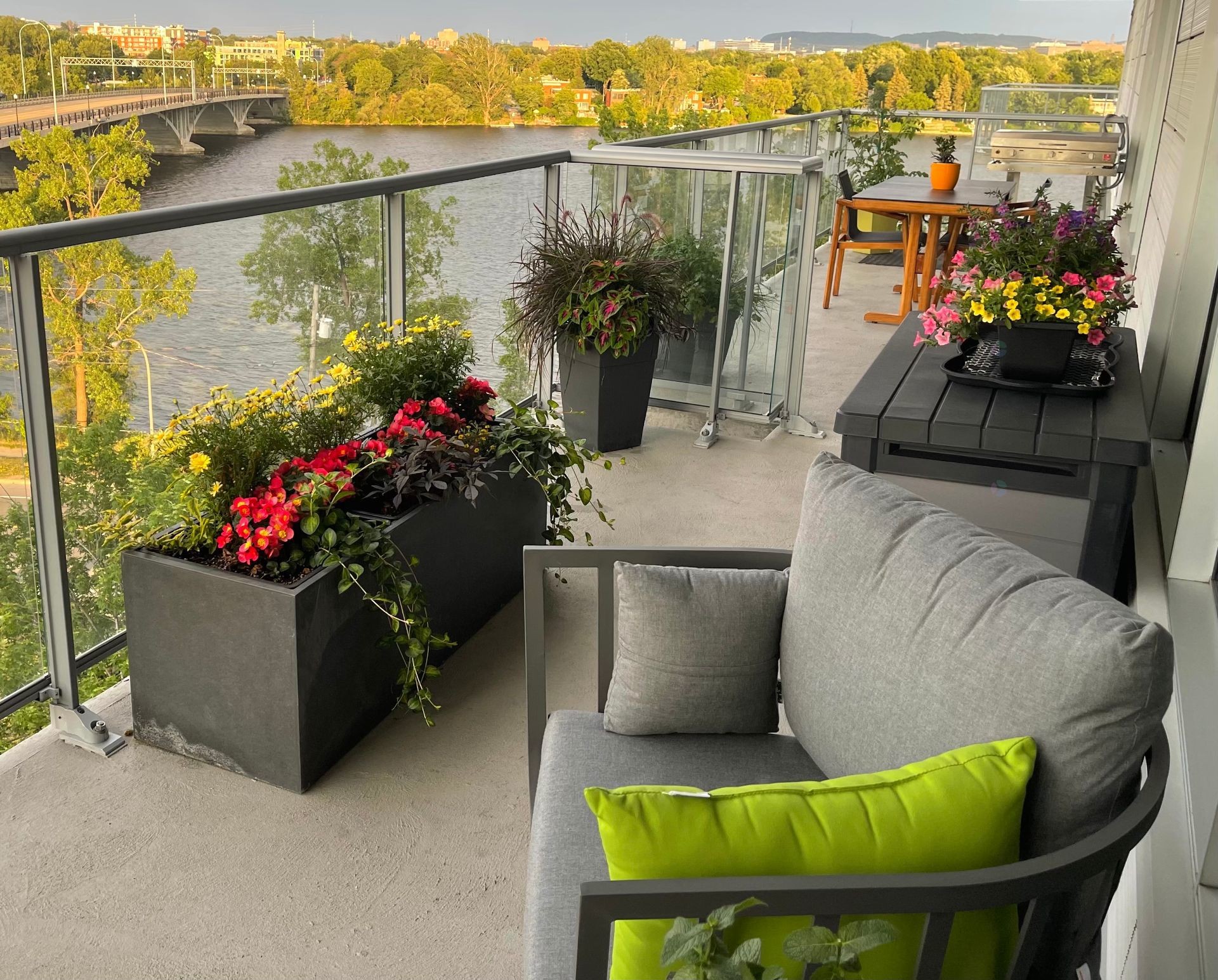 









9


Boul. des Prairies

, 503A,
Laval (Pont-Viau),




QC
H7N0E6

